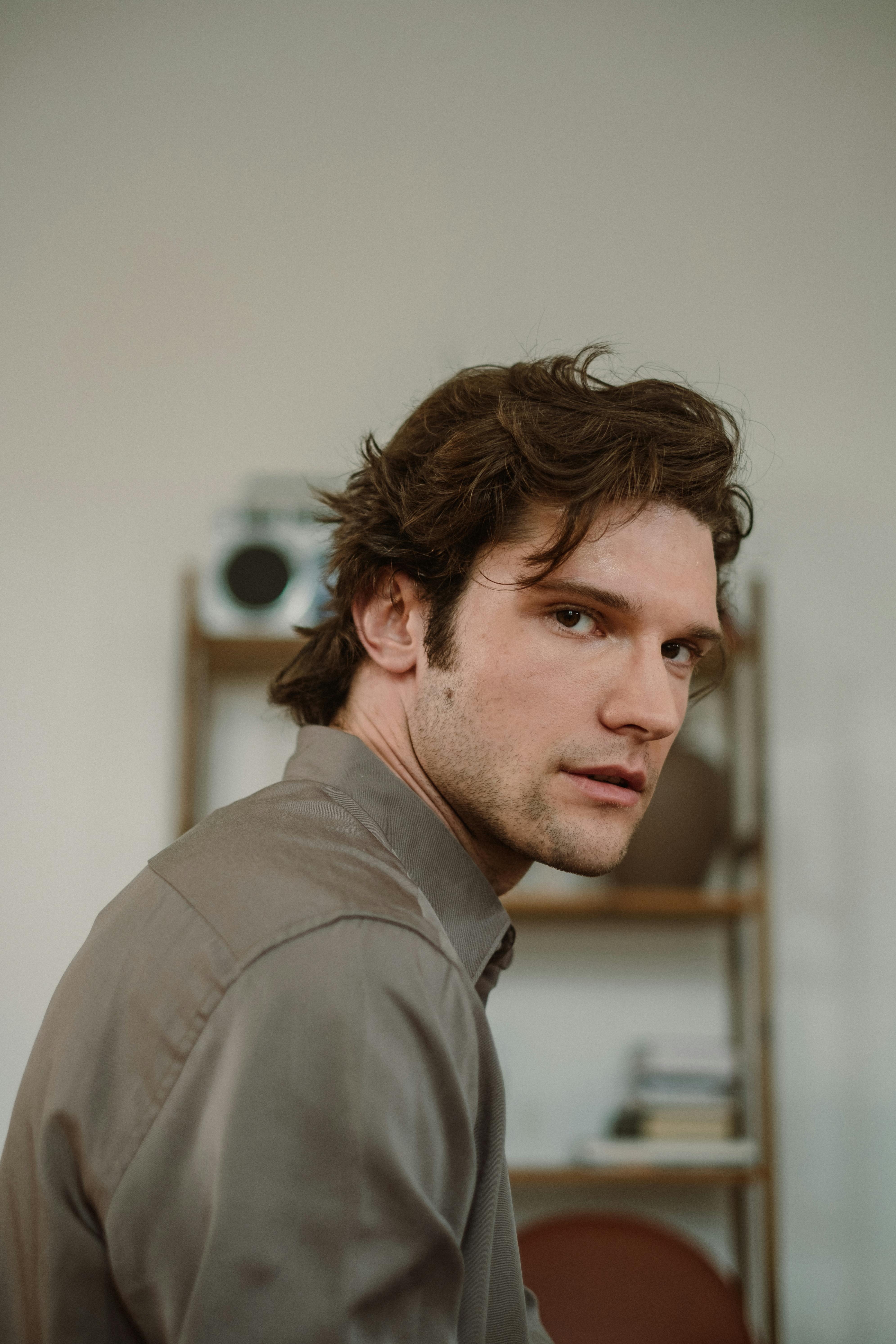 Un homme sérieux qui regarde fixement | Source : Pexels