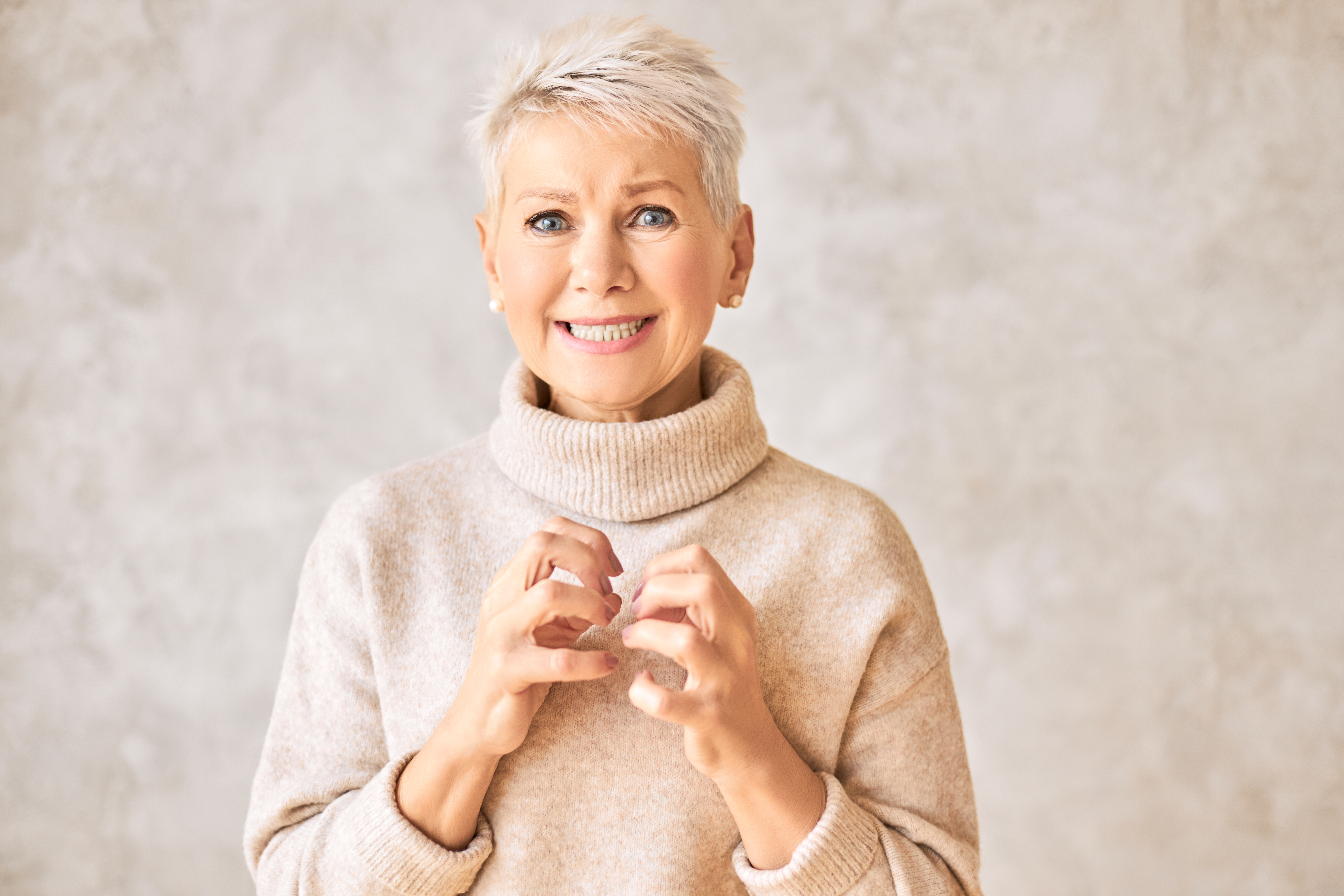 Une femme âgée hésitante | Source : Freepik.com