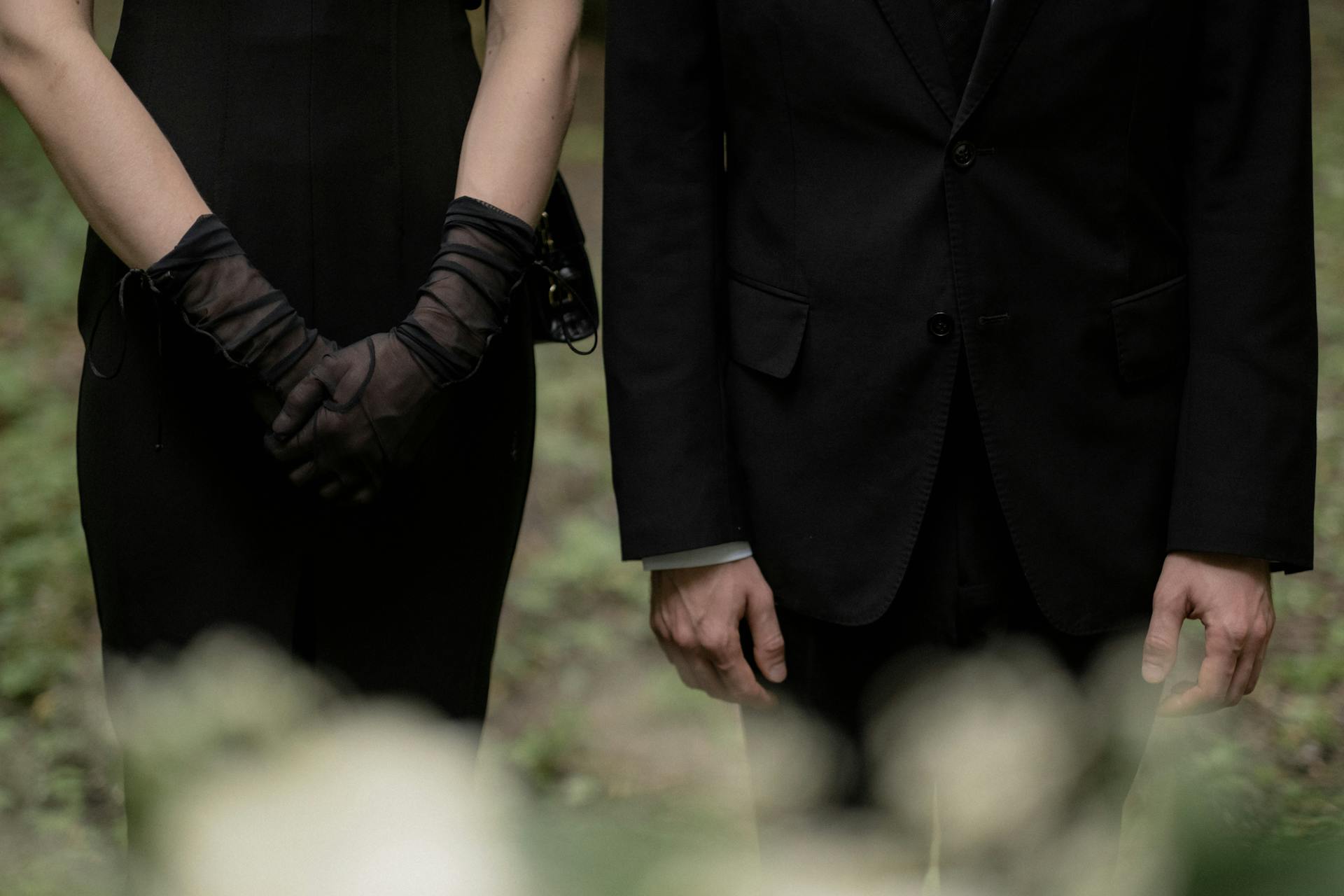 Un homme et une femme habillés en noir | Source : Pexels