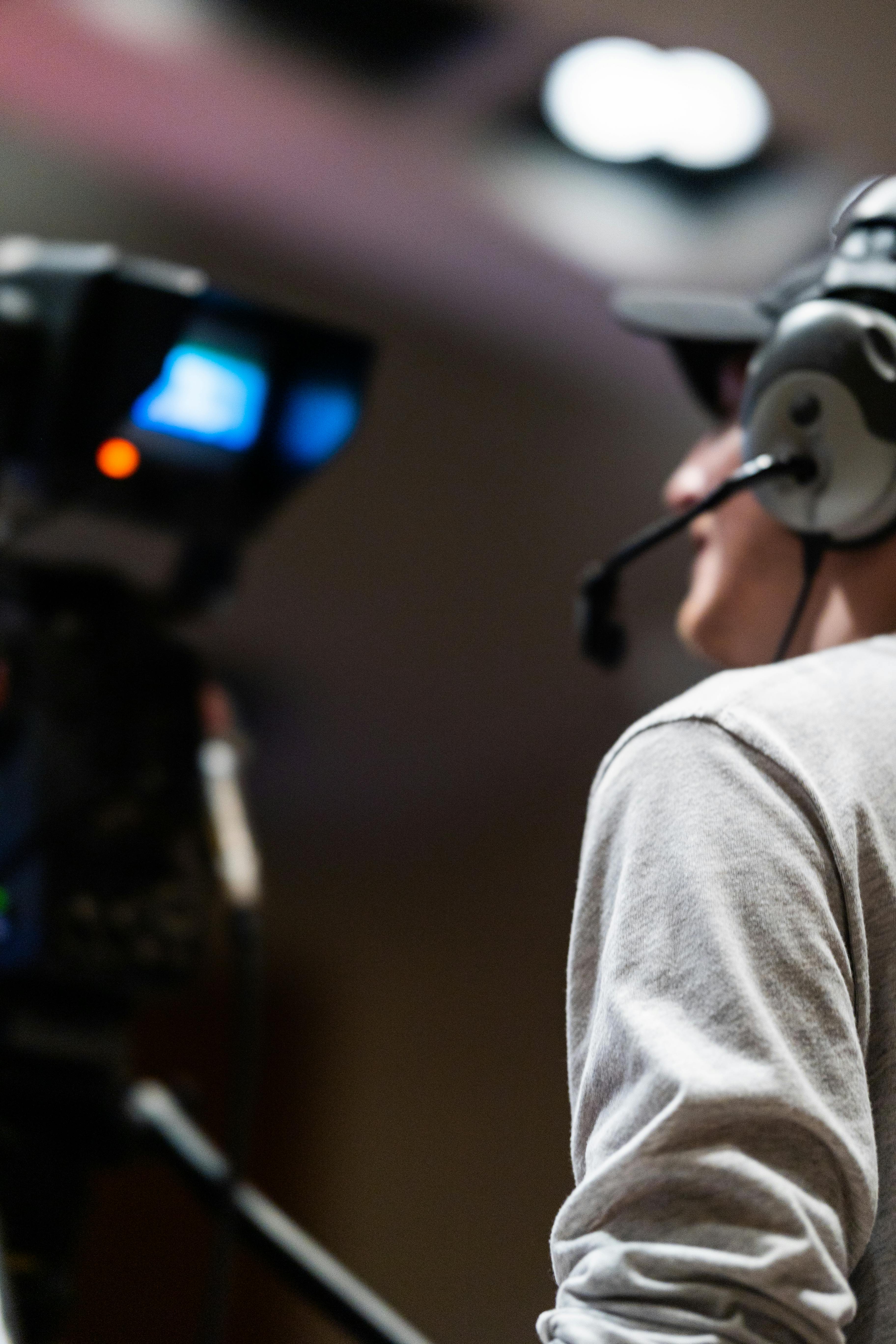 Une personne manipulant un appareil photo | Source : Pexels