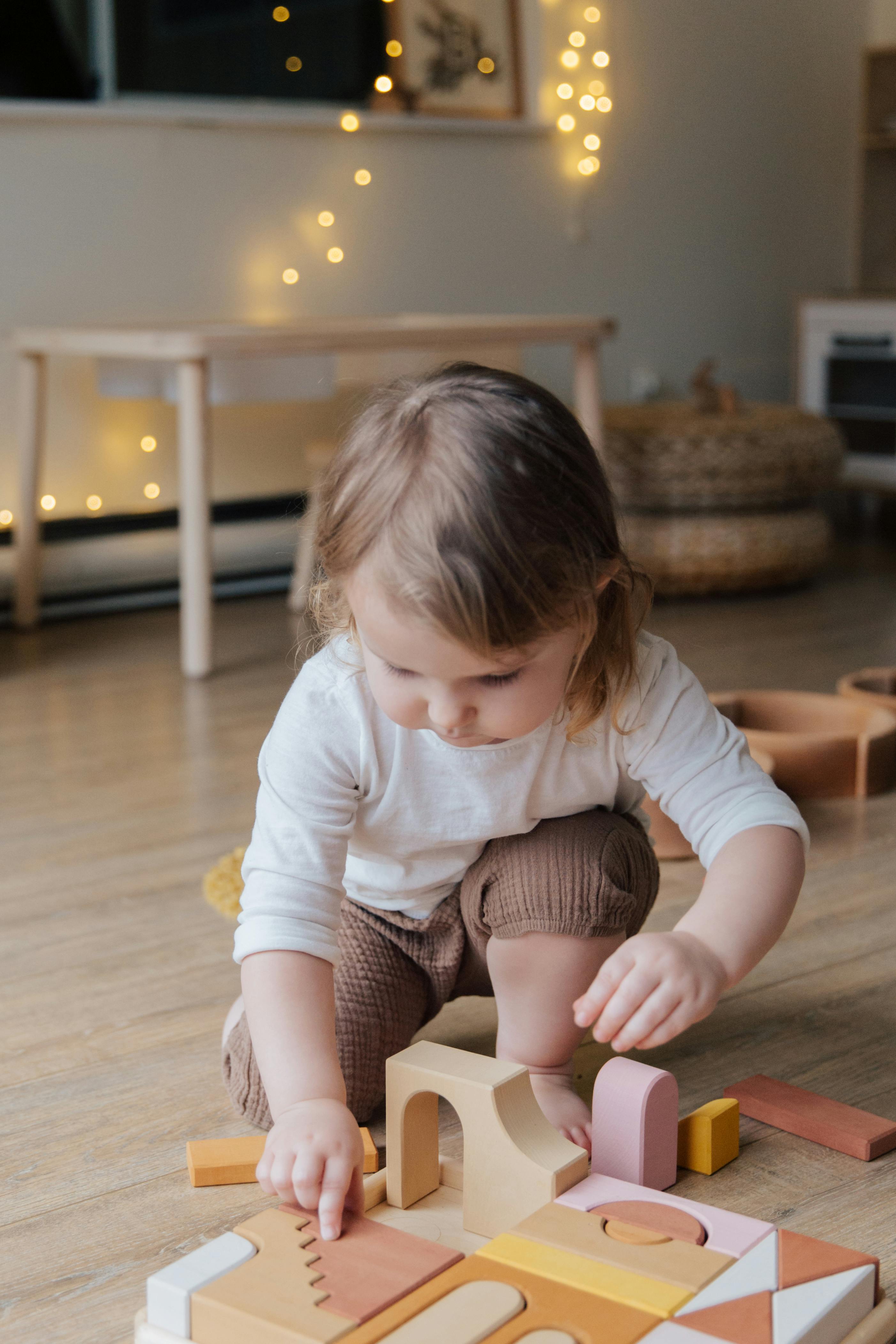 Une petite fille jouant avec ses jouets | Source : Pexels