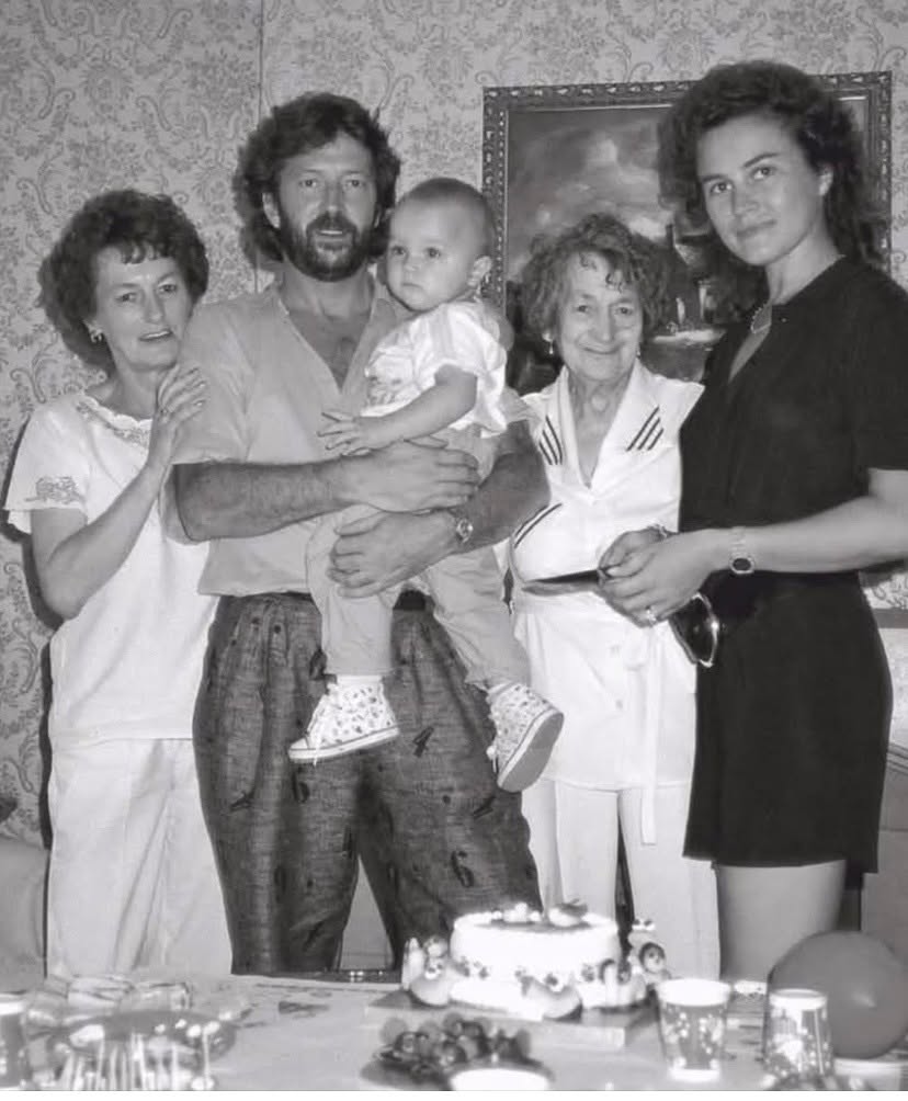 Eric Clapton avec son fils d'après un post daté du 24 juin 2025.  | Source : Facebook/AXS TV