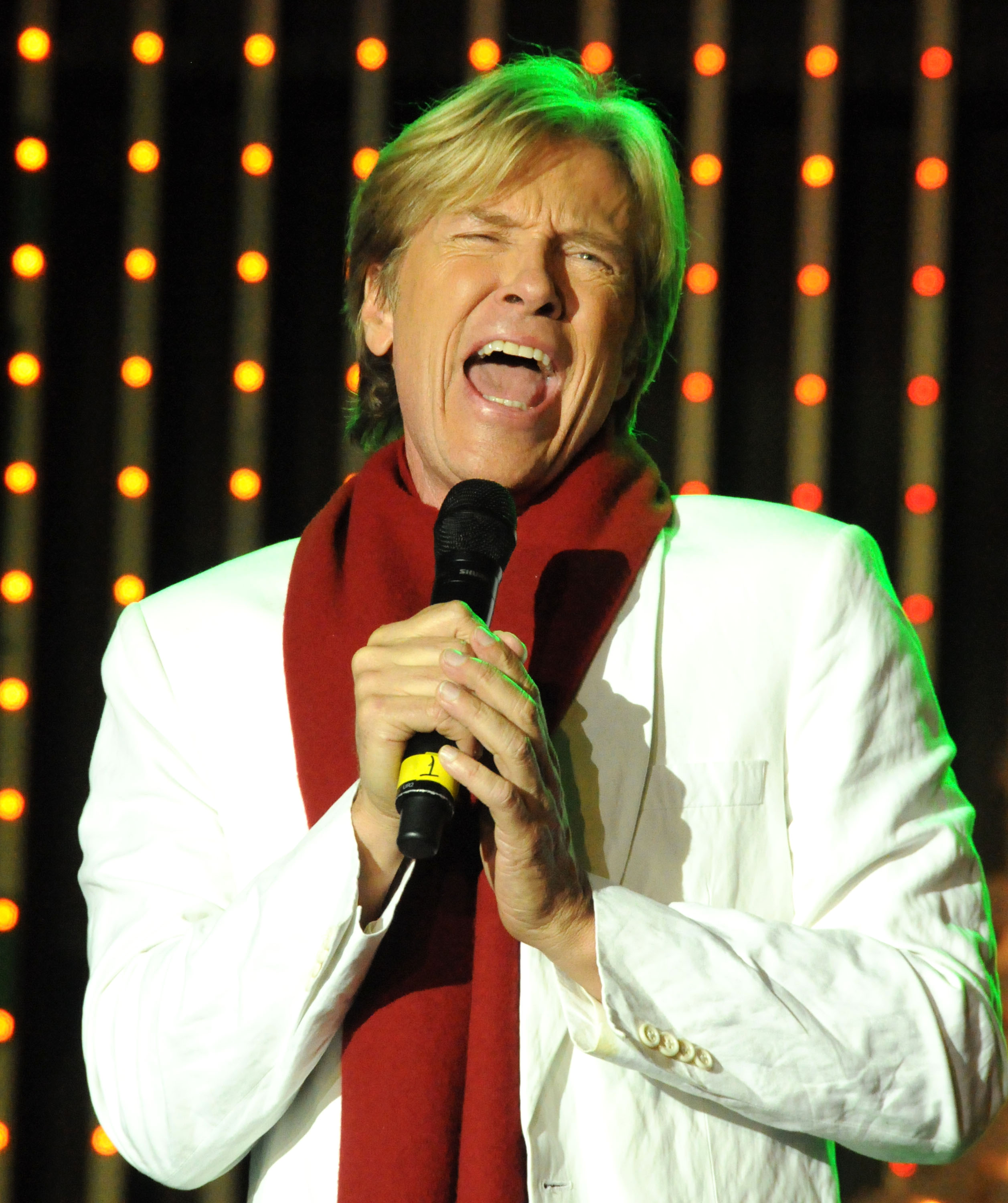 Le chanteur à la cérémonie d'illumination de l'arbre de Noël et au concert de l'Host CityWalk du corps des Marines américains, le 22 novembre 2011, à Universal City, en Californie. | Source : Getty Images