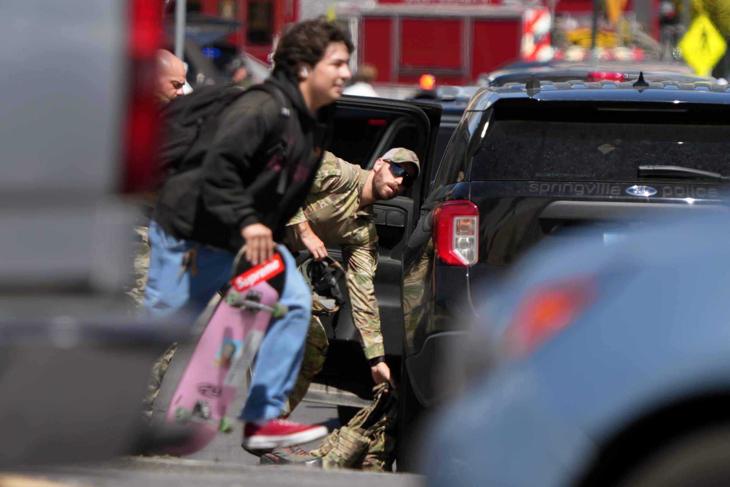 Un homme avec un skateboard s'enfuit alors que les forces de l'ordre interviennent sur les lieux de la fusillade à l'Utah Valley University, le 10 septembre 2025 | Source : Getty Images