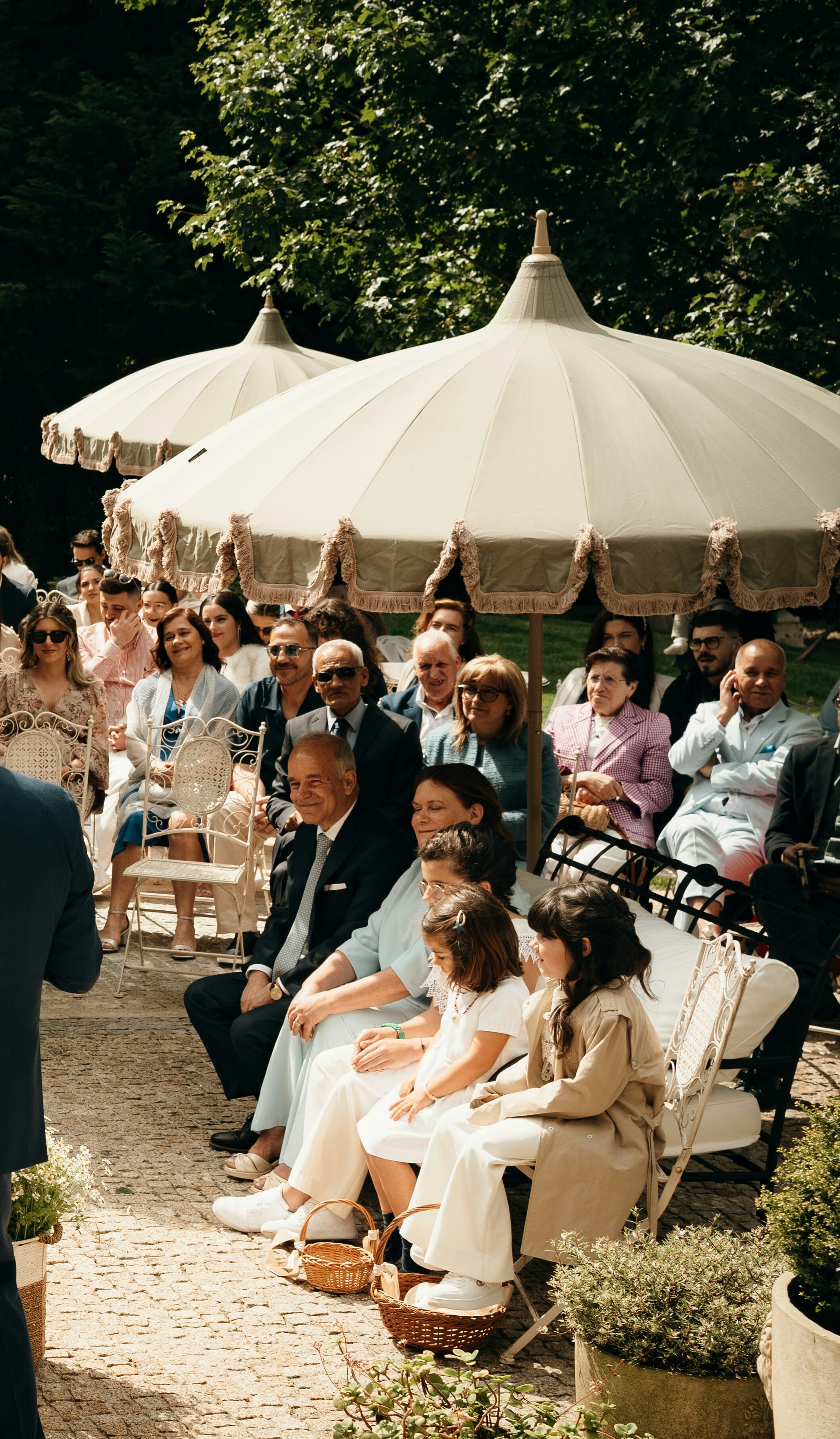 Des invités à une cérémonie de mariage en plein air | Source : Unsplash