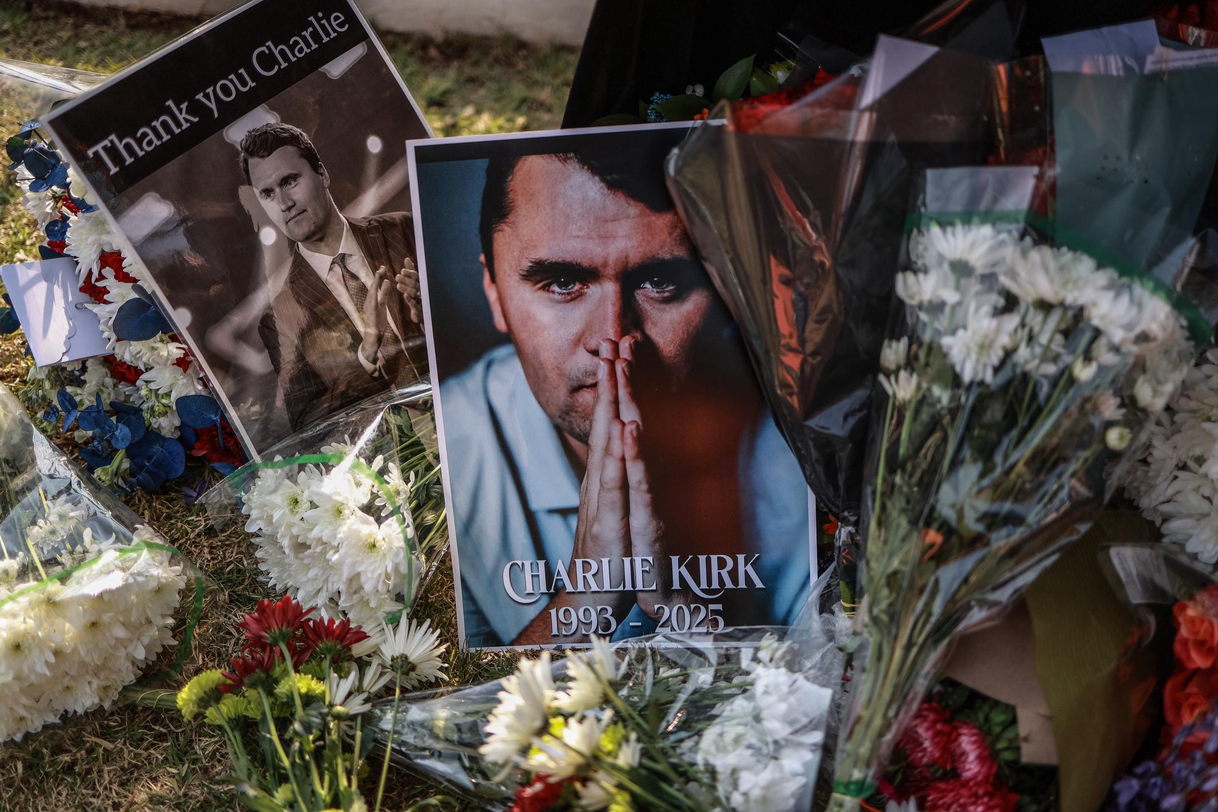 Des fleurs et des photos d'hommage à Charlie Kirk placées devant l'ambassade des États-Unis à Pretoria, en Afrique du Sud, le 11 septembre 2025, après l'annonce de son décès | Source : Getty Images