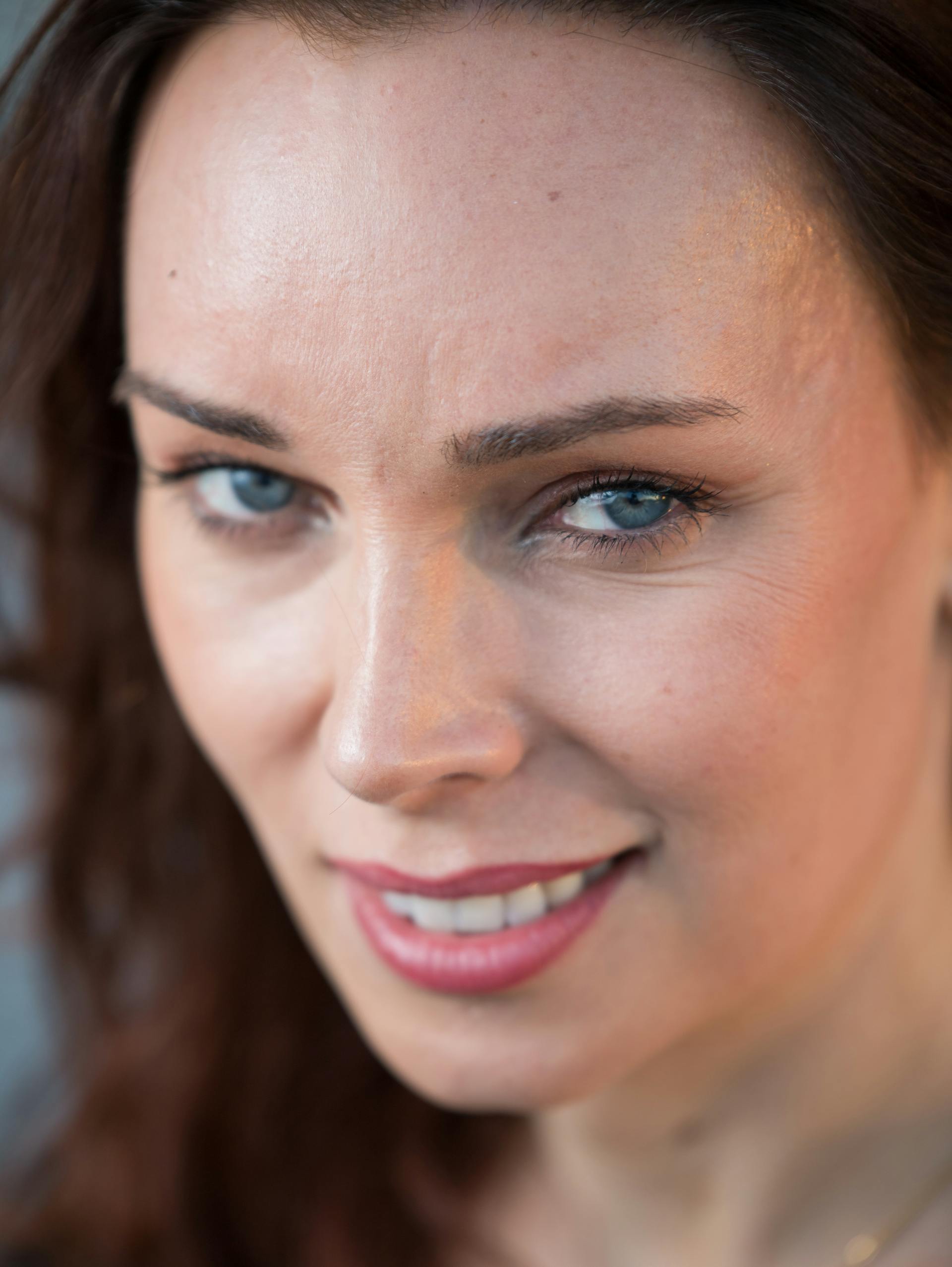 Une femme avec un faux sourire | Source : Pexels