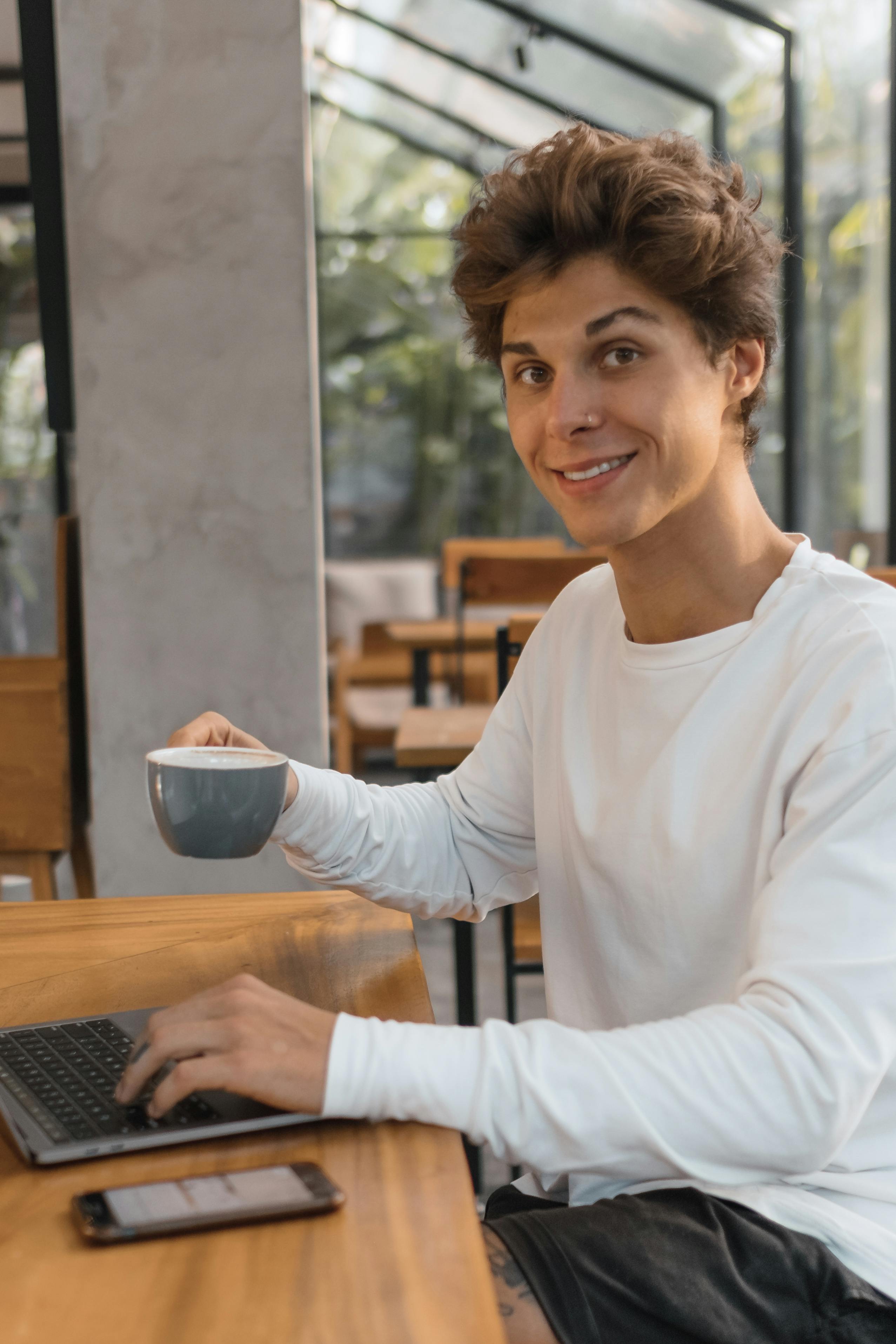 Jeune homme buvant du café | Source : Pexels