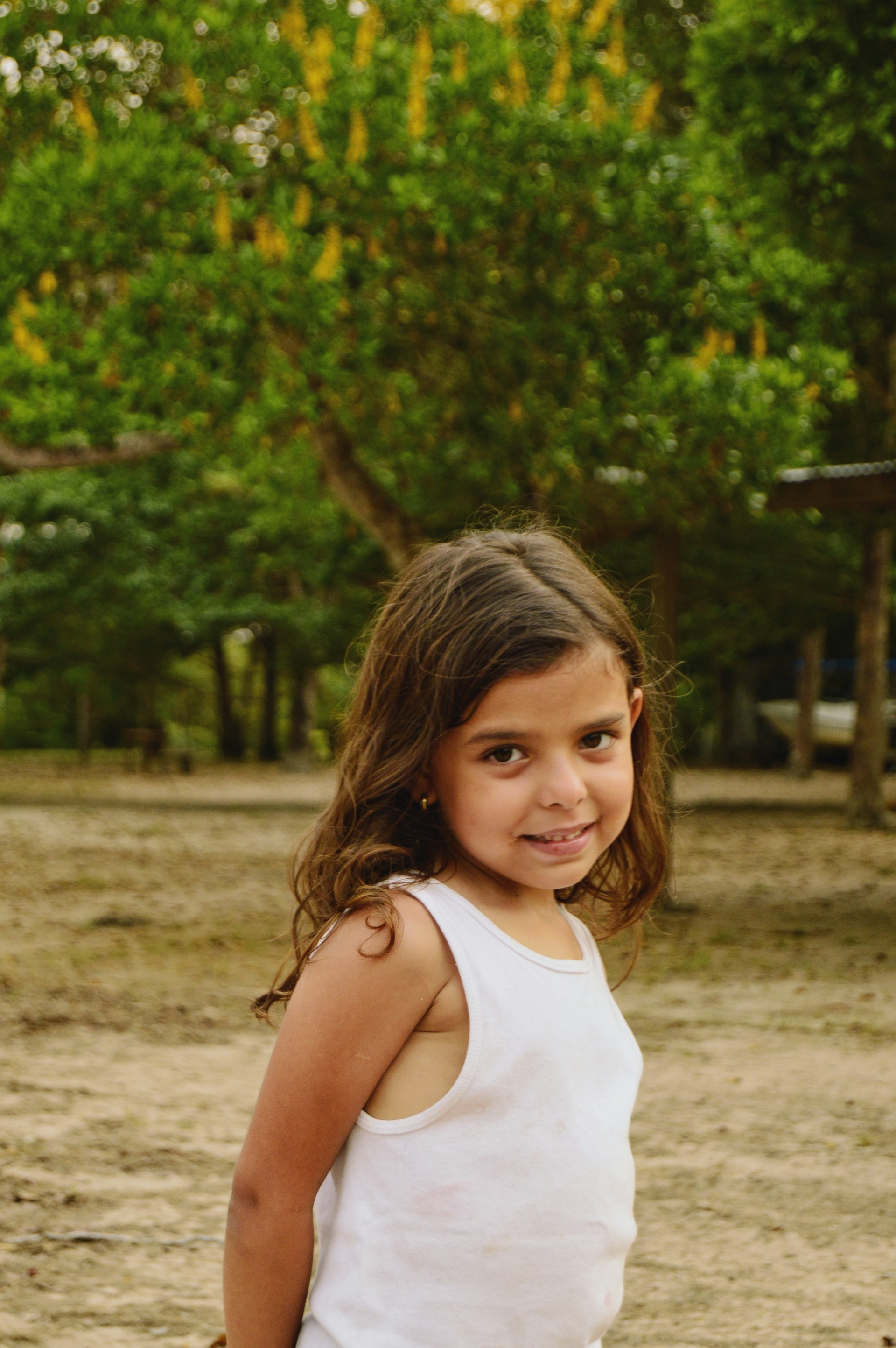 Une fille qui sourit timidement | Source : Unsplash
