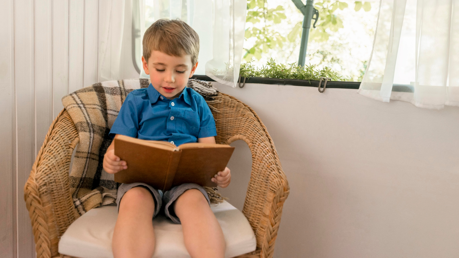 Un jeune garçon lisant un livre | Source : Freepik