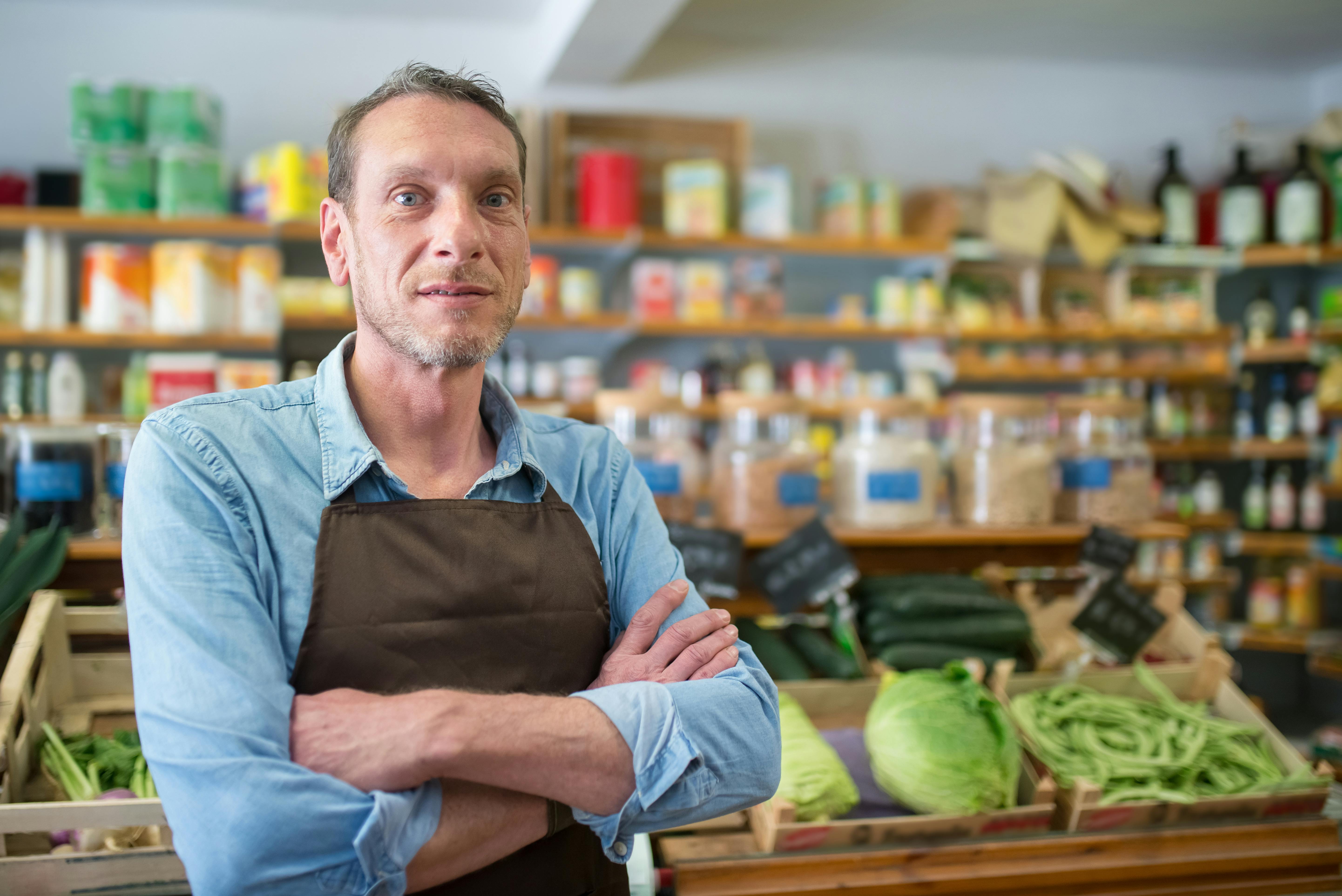 Un responsable sérieux dans un magasin | Source : Pexels