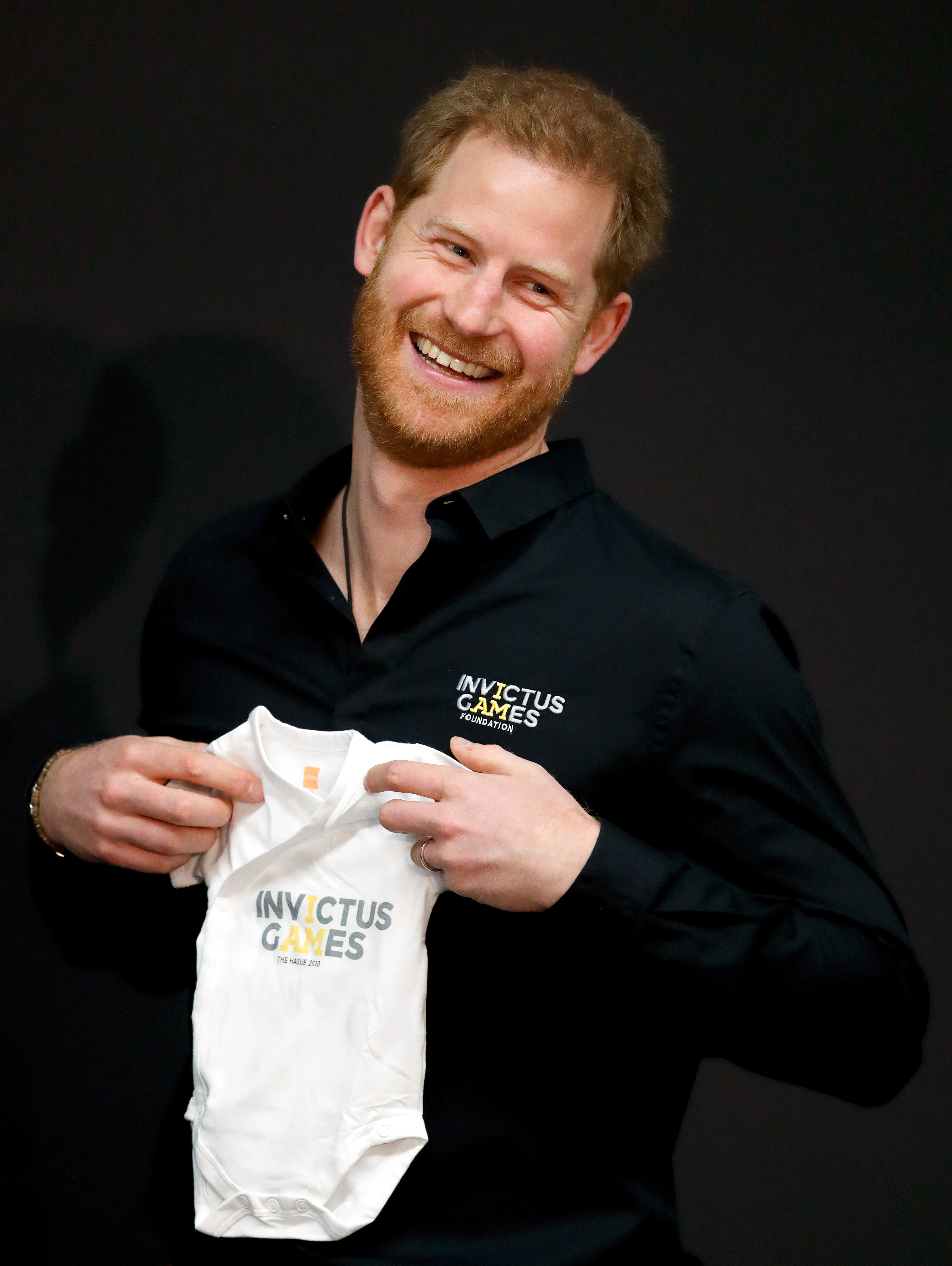 Le prince Harry, duc de Sussex, se voit remettre une grenouillère des Invictus Games pour Archie lors du lancement officiel des Invictus Games à La Haye, aux Pays-Bas, le 9 mai 2019 | Source : Getty Images