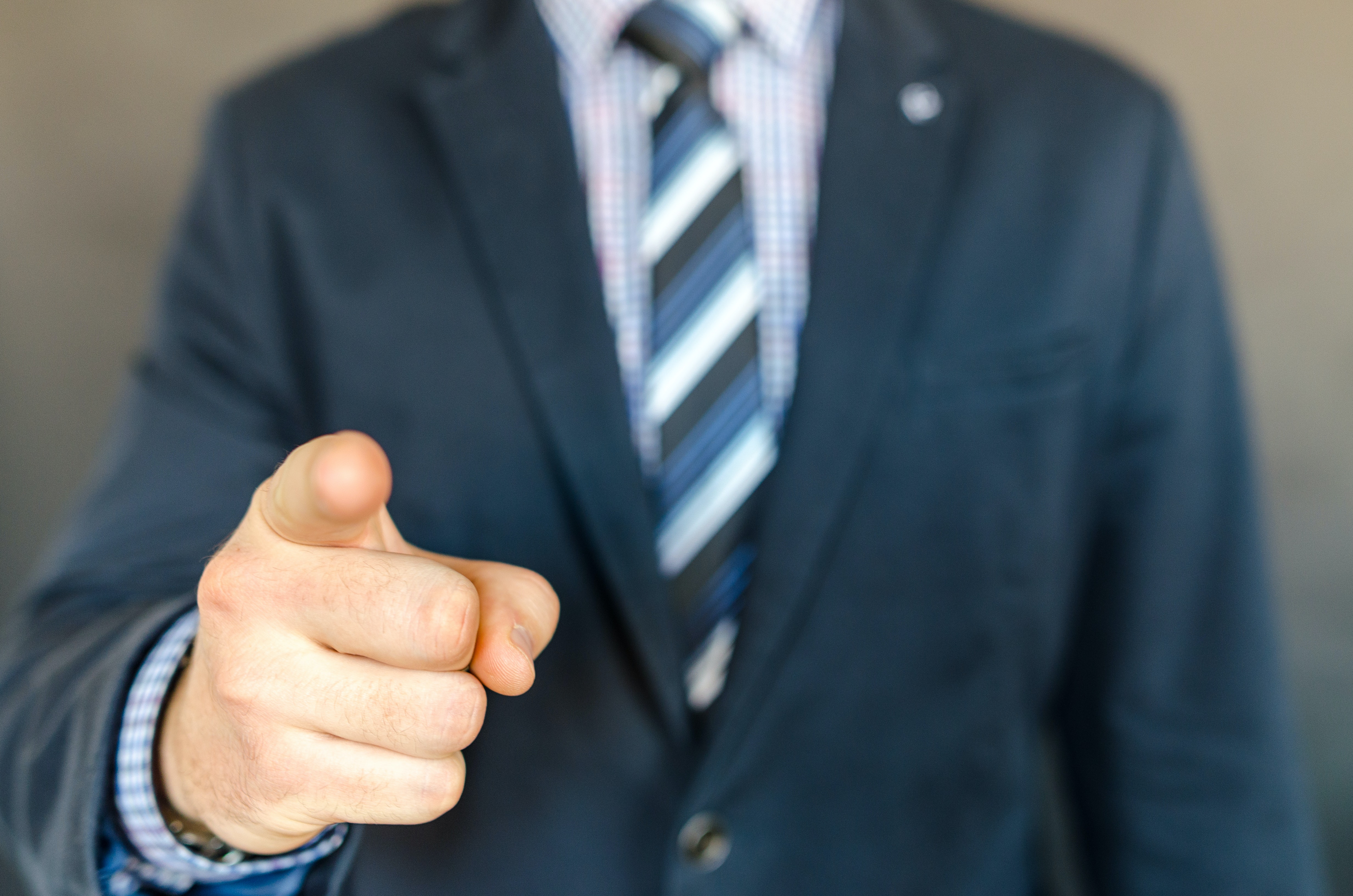 Un homme qui pointe du doigt | Source : Pexels
