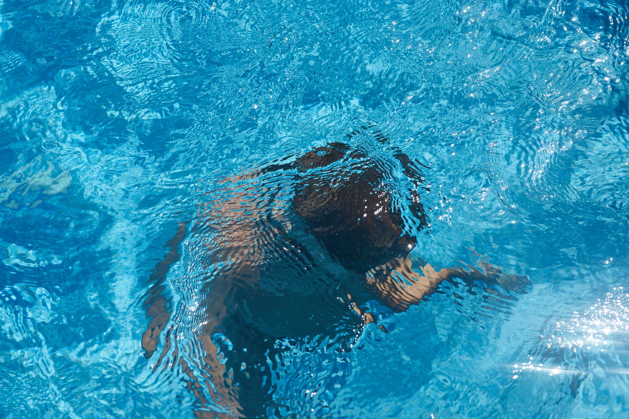 Un enfant en train de se noyer dans une piscine I Photo d'illustration I Source : Getty Images