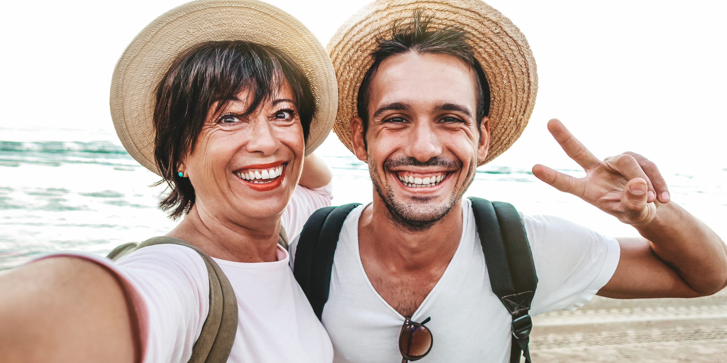 Un duo mère-fils clique sur un selfie pendant leurs vacances | Source : Shutterstock