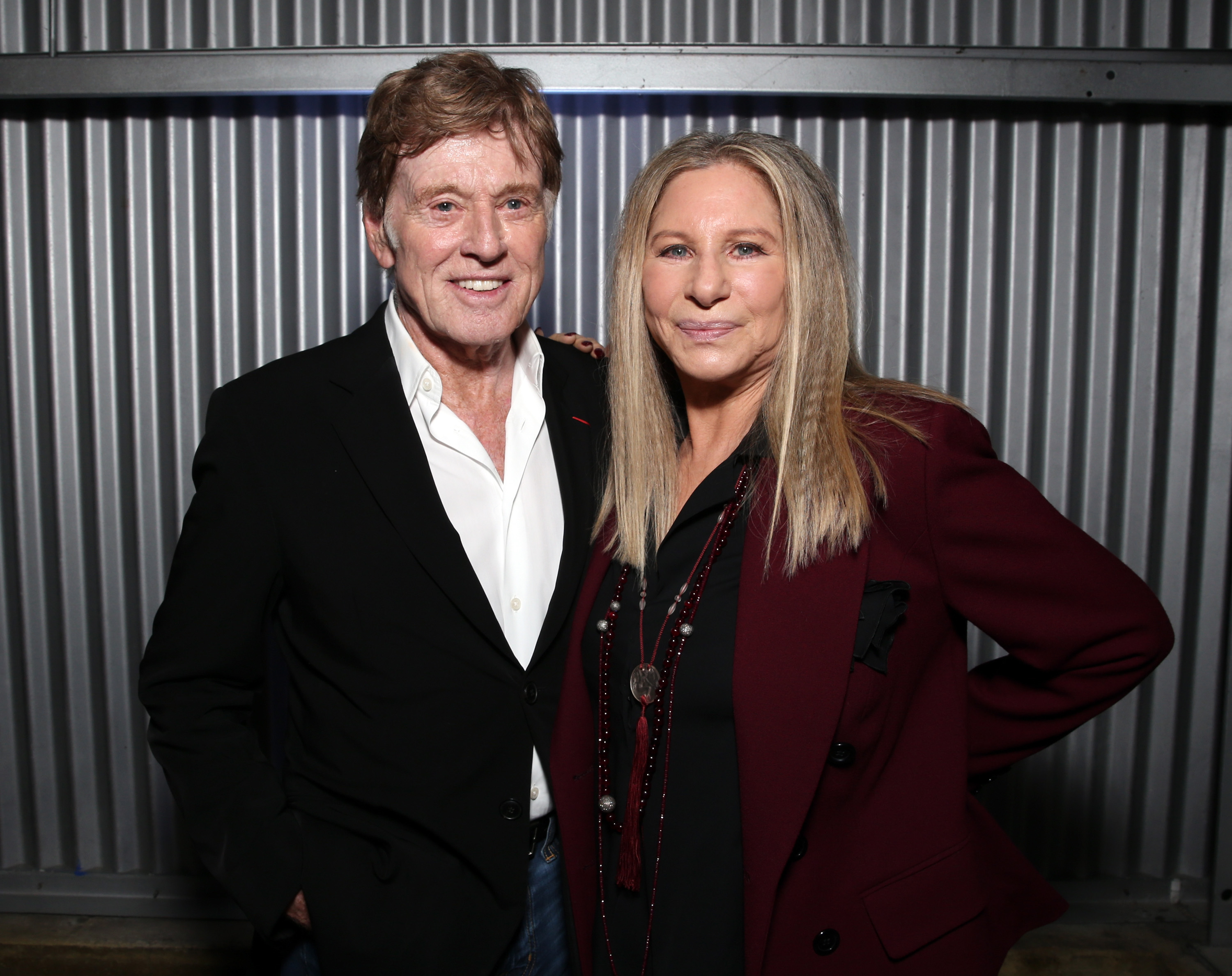 Robert Redford et Barbra Streisand lors du 24e petit-déjeuner annuel « Women in Entertainment » le 9 décembre 2015, à Los Angeles, en Californie. | Source : Getty Images