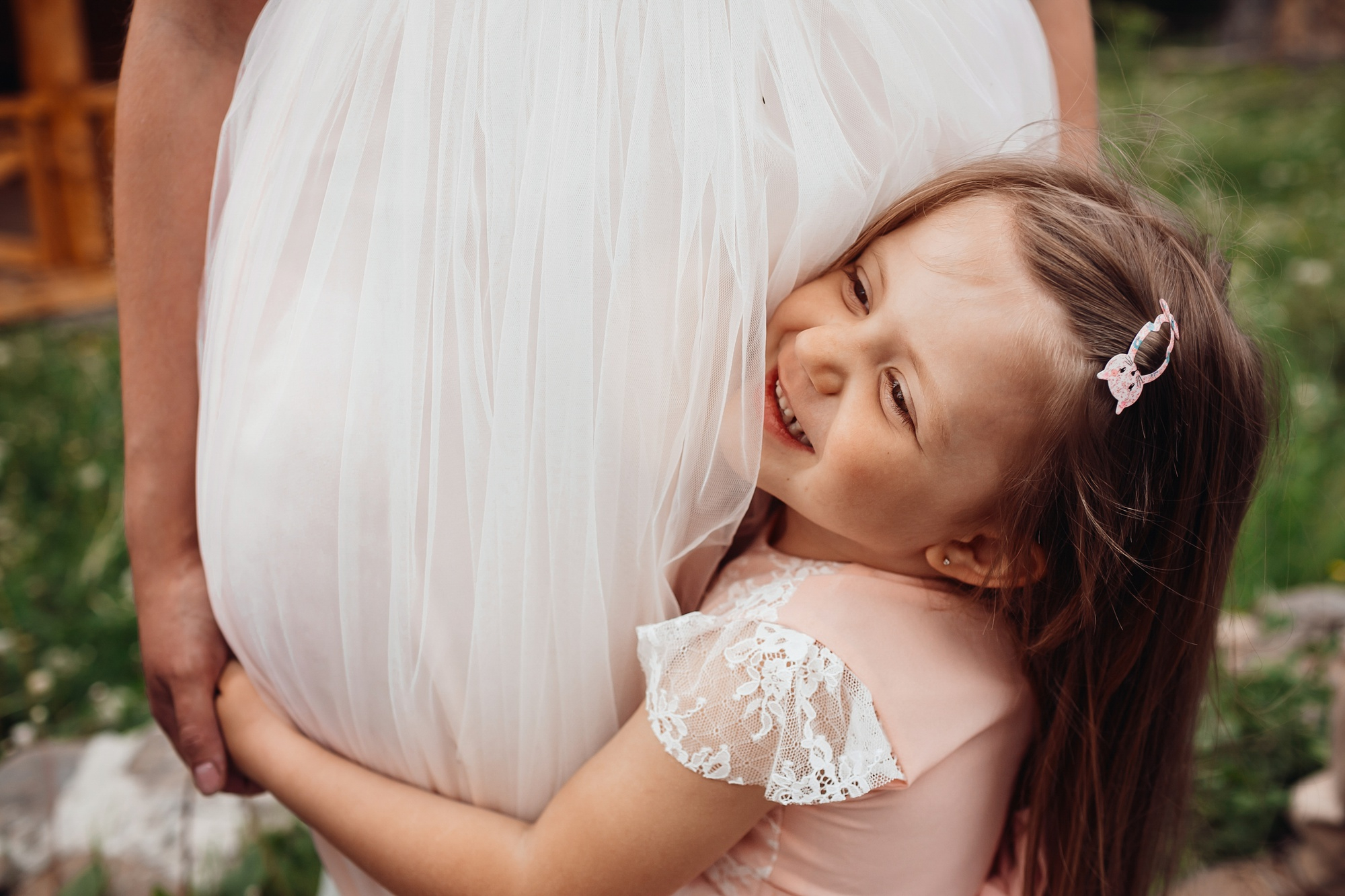 Une petite fille qui serre la mariée dans ses bras | Source : Freepik