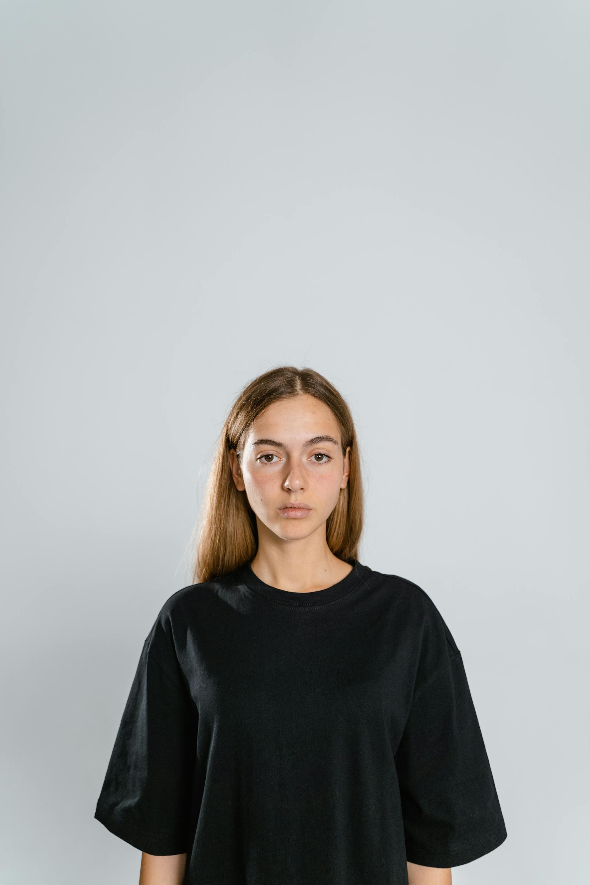 Une adolescente au visage de pierre | Source : Pexels