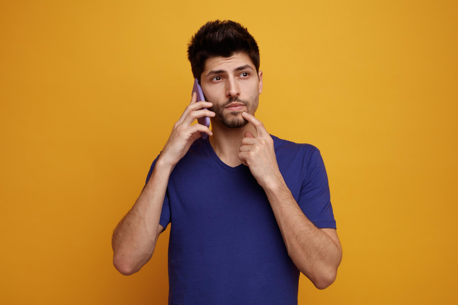 Un homme pensif qui parle au téléphone | Source : Freepik