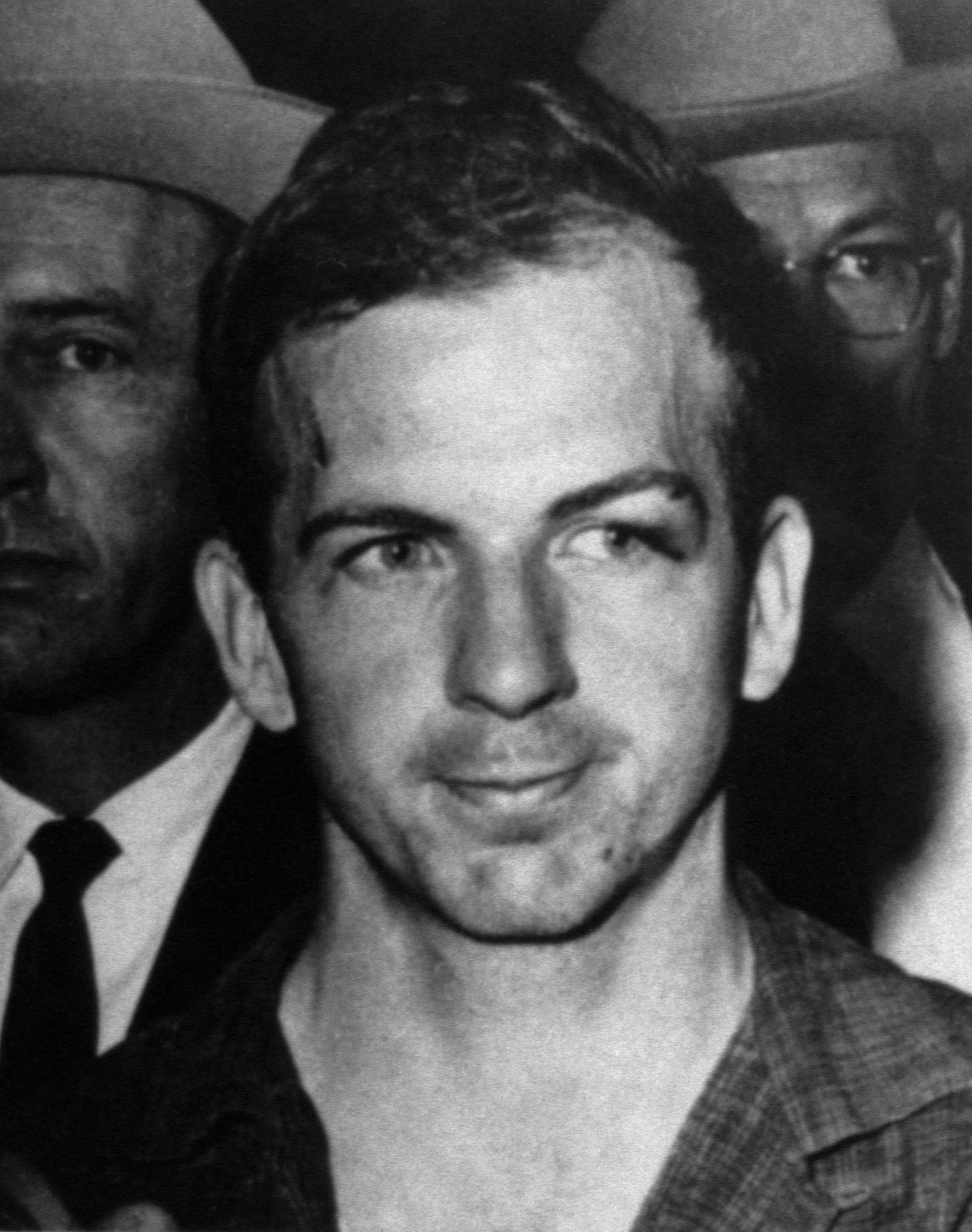 Lee Harvey Oswald arrêté le 22 novembre 1963, accusé d'avoir assassiné le président John F. Kennedy et d'avoir tué un policier de Dallas. | Source : Getty Images