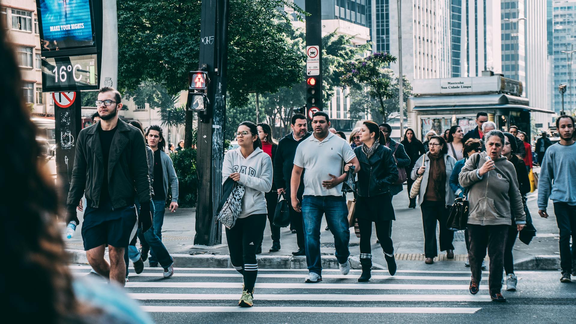 Des gens traversent une rue de la ville | Source : Pexels
