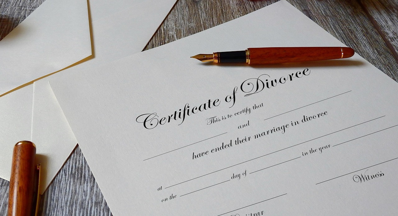 Papiers de divorce sur une table | Source : Pixabay
