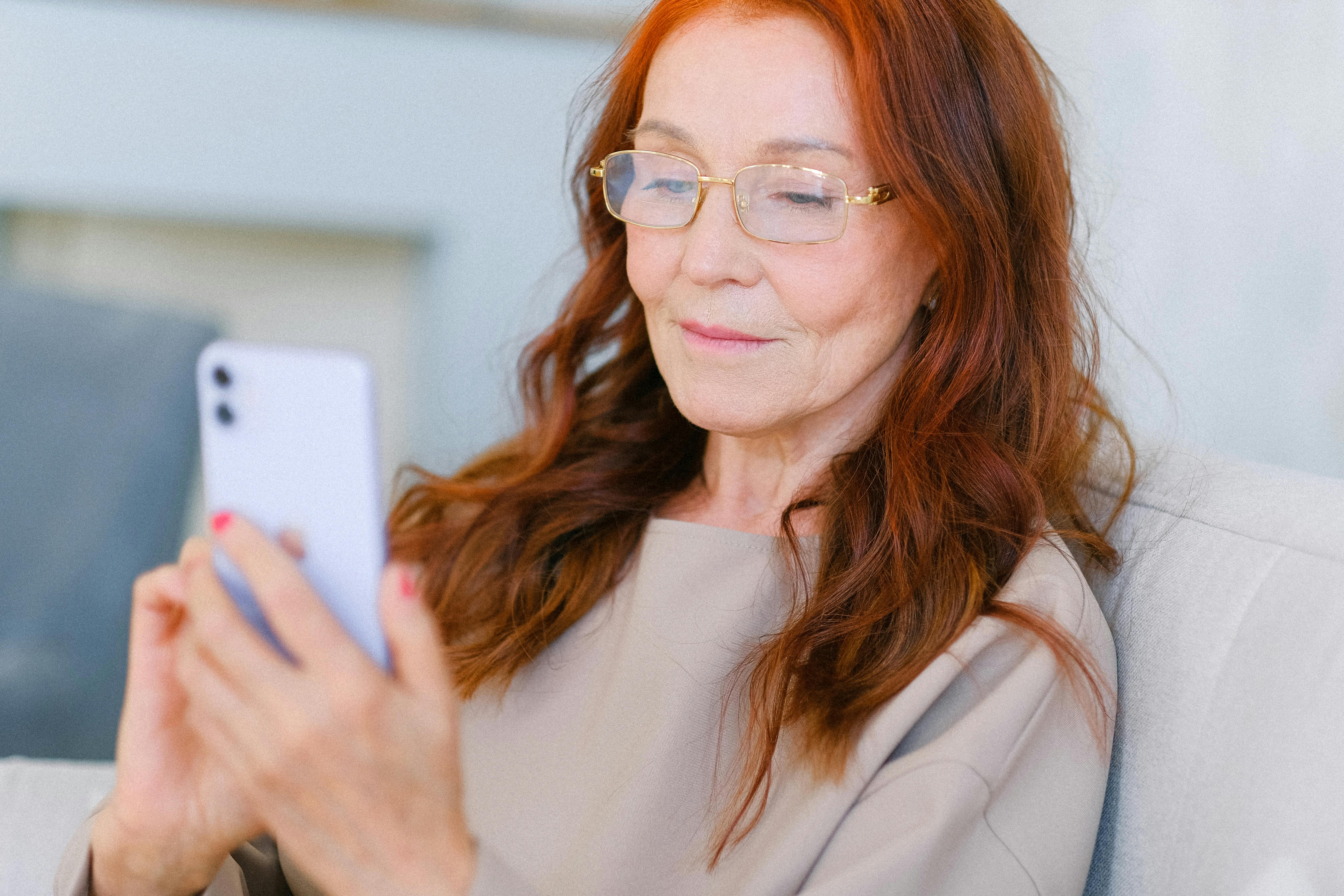 Une femme âgée utilisant son téléphone | Source : Pexels