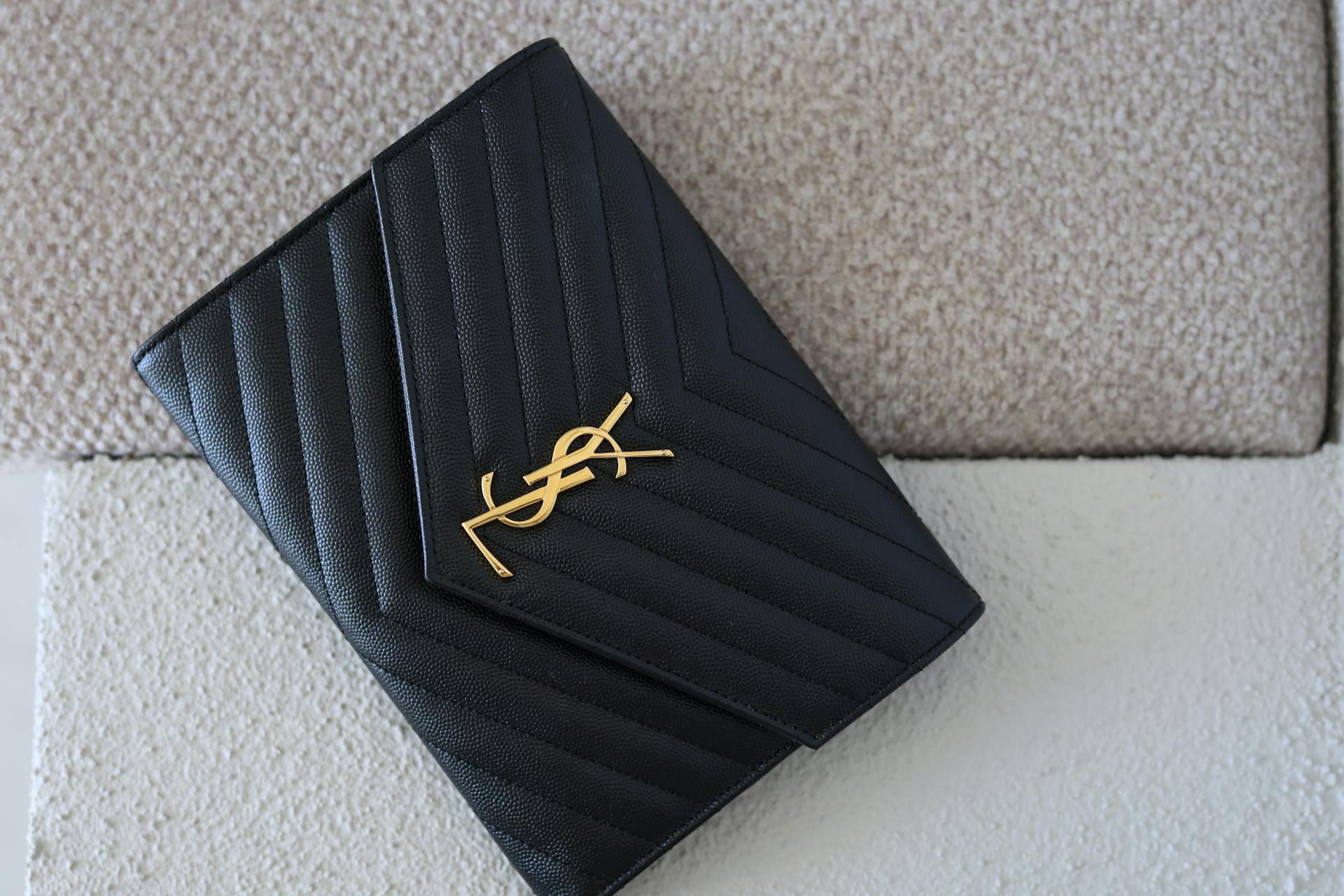 Une pochette en cuir noir | Source : Pexels