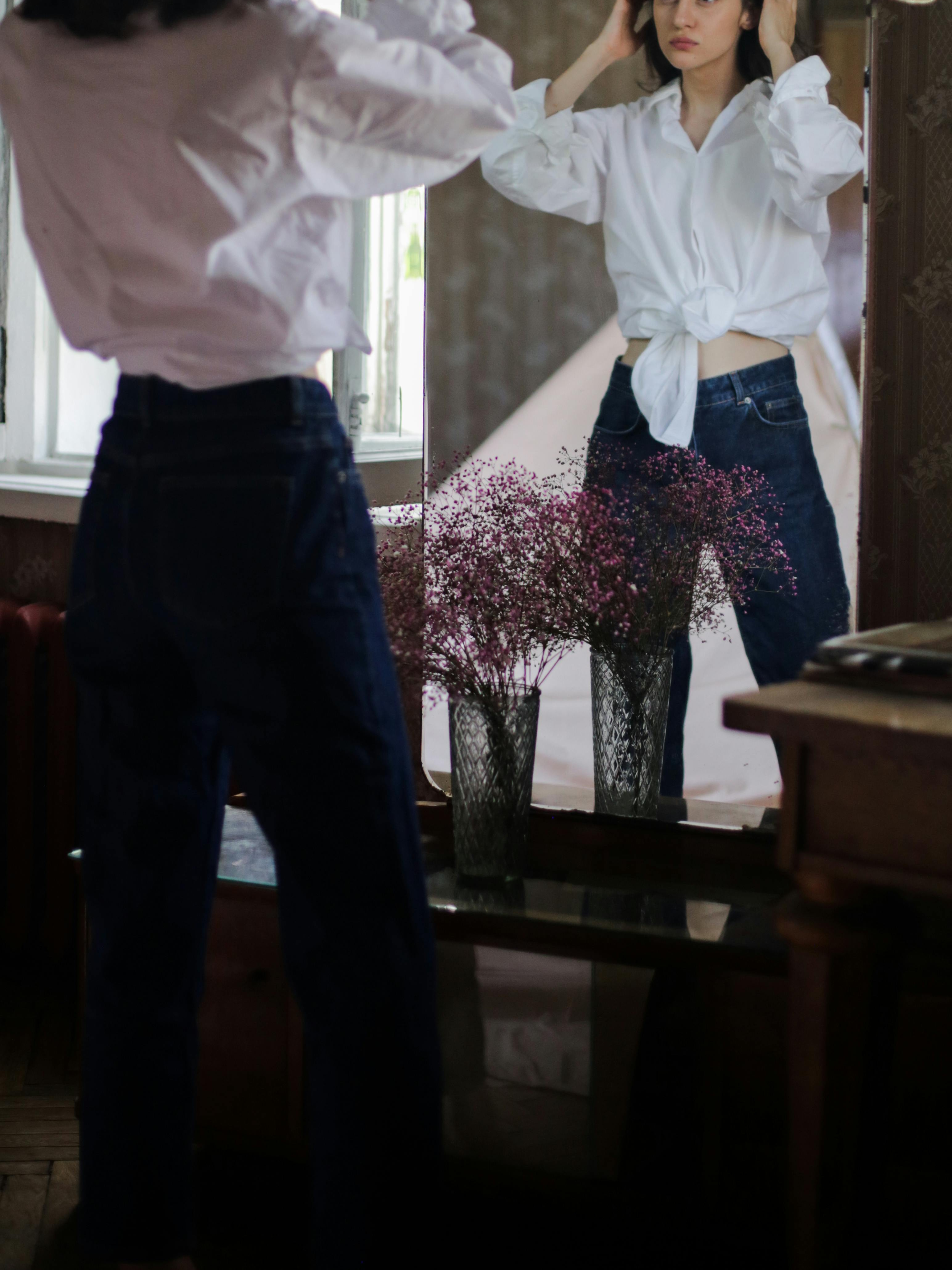 Jane devant le miroir, voyant une femme plus forte et plus indépendante | Source : Pexels