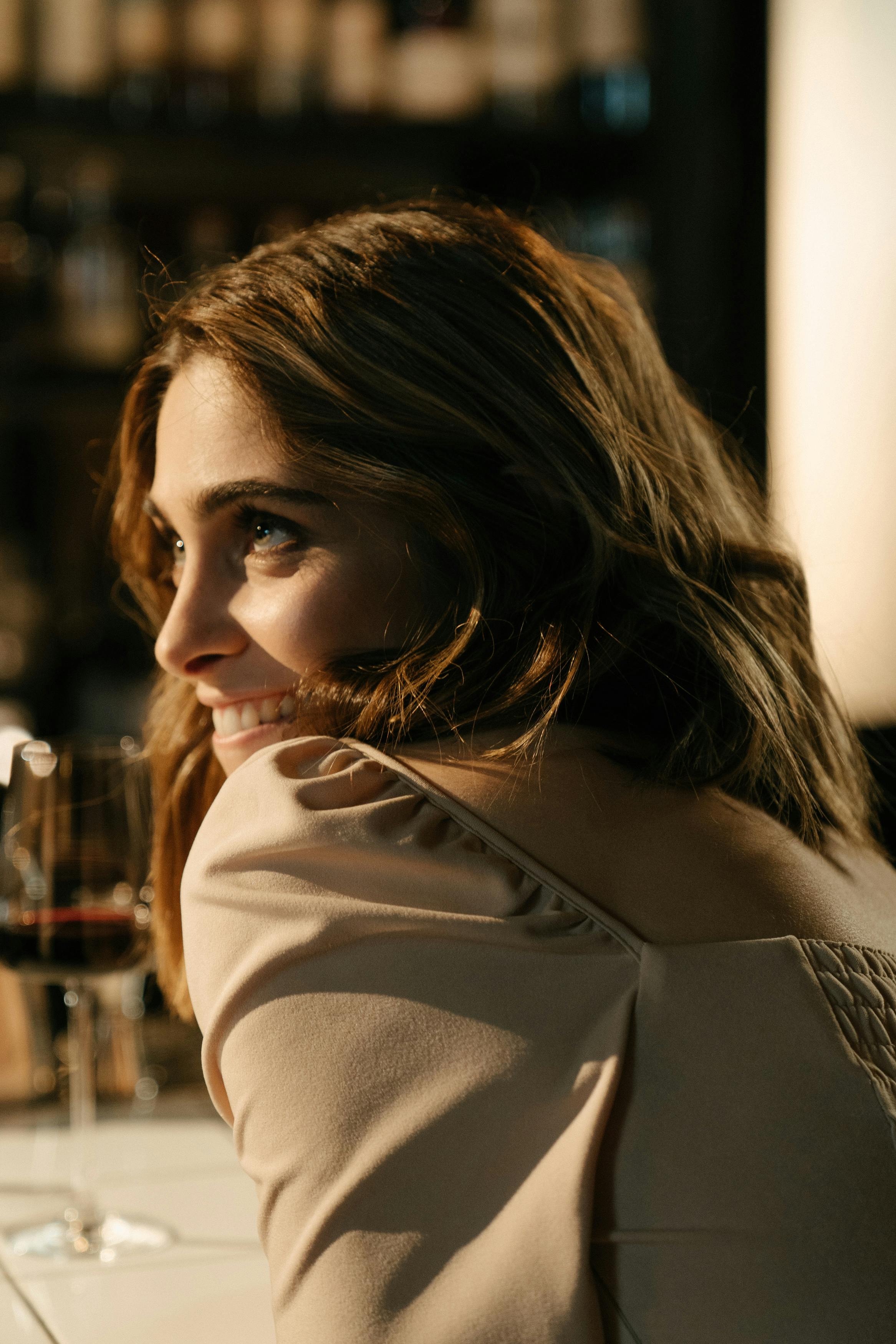 Une femme intéressée qui écoute quelqu'un en dehors du cadre | Source : Pexels