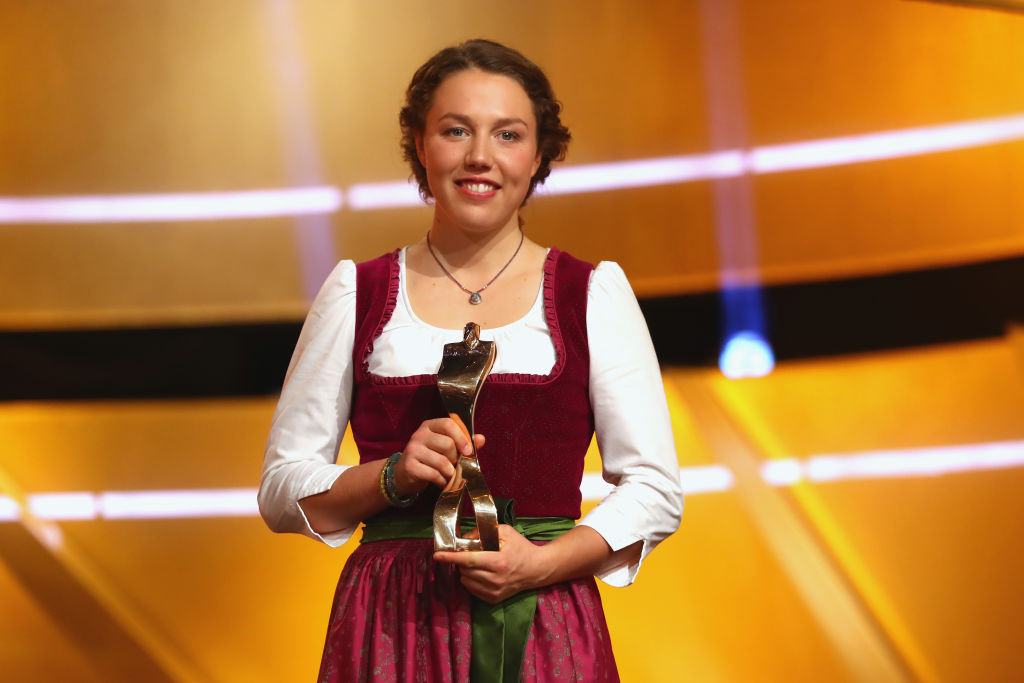 Laura Dahlmeier pose avec le prix "Sportler des Jahres 2017" (athlète allemand de l'année) lors du gala "Sportler des Jahres 2017" (athlète allemand de l'année) au Kurhaus Baden-Baden le 17 décembre 2017 à Baden-Baden, Allemagne. | Source : Getty Images