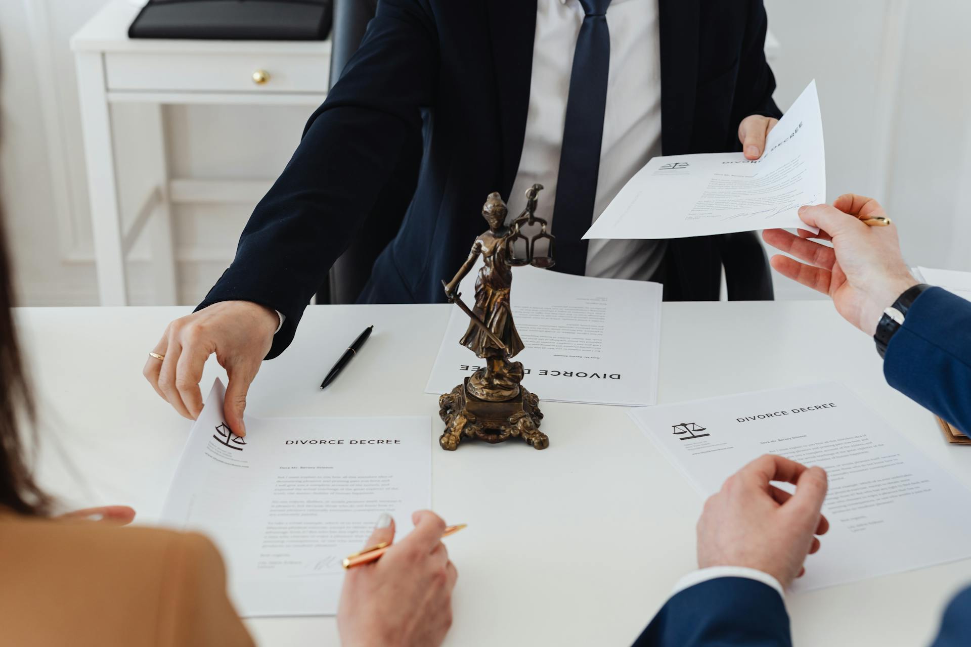 Un couple signant ses papiers de divorce dans le bureau d'un avocat | Source : Pexels