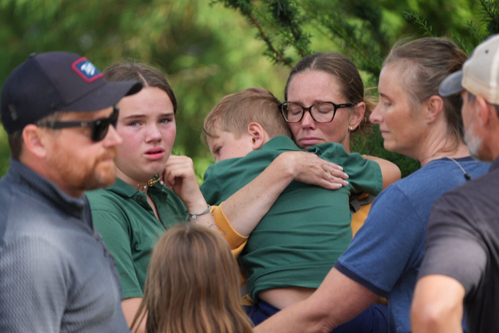 Des familles se réconfortent les unes les autres près de l'église Annunciation après la fusillade meurtrière de Minneapolis, le 27 août 2025 | Source : Getty Images