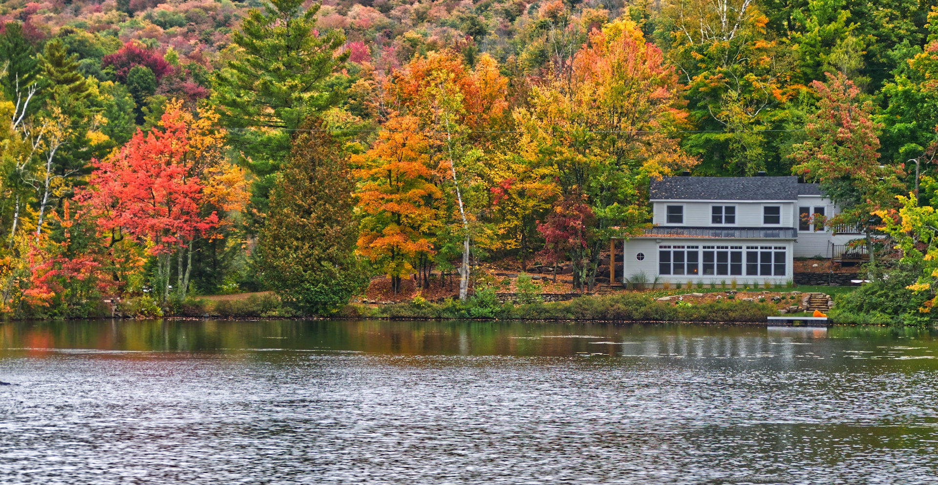Une maison au bord d'un lac | Source : Unsplash