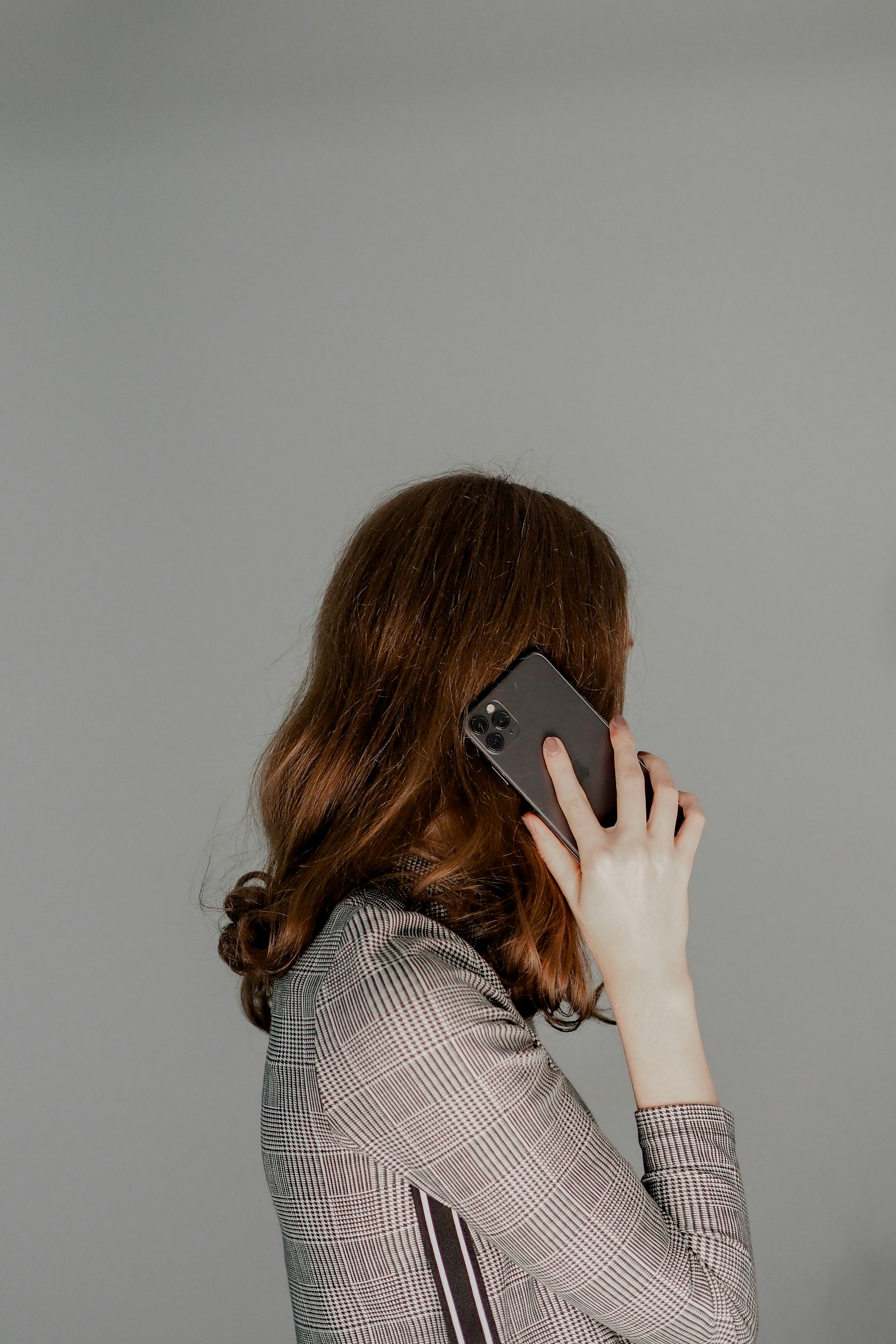 Une femme au téléphone | Source : Unsplash