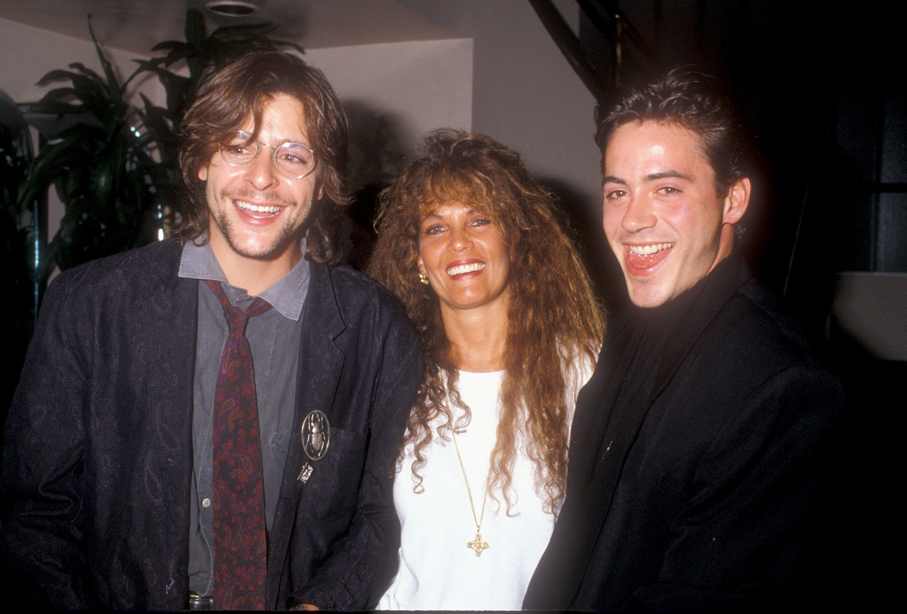 Arborant un large sourire aux côtés de la créatrice de bijoux Loree Rodkin et d'un Robert Downey Jr. plein d'humour, l'acteur a assisté à une soirée de bienfaisance organisée par Amnesty International en 1988. | Source : Getty Images