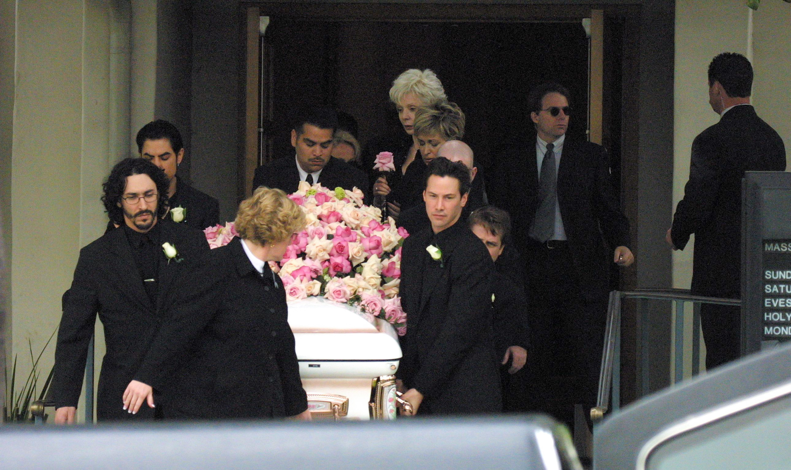 Keanu Reeves vu aux funérailles de Jennifer Syme le 7 avril 2001 à Los Angeles, Californie. | Source : Getty Images