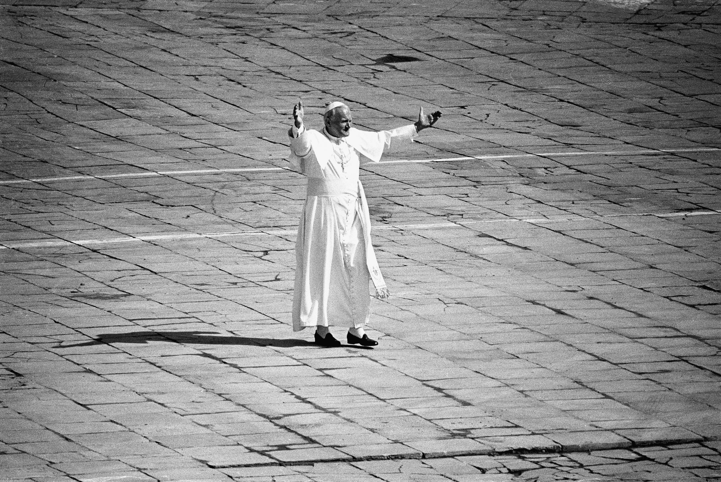 Le pape Jean-Paul II sur la place de la Victoire à Varsovie, en Pologne, en 1979. | Source : Getty Images