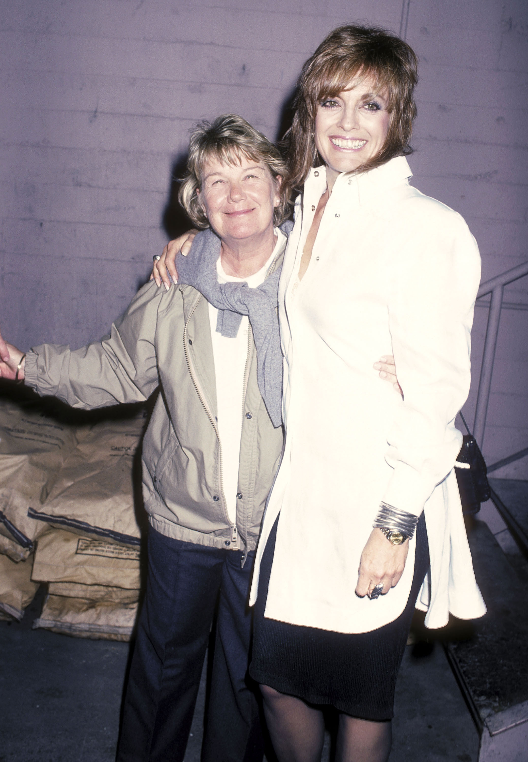 Barbara Bel Geddes et Linda Gray lors des fêtes de fin de tournage de la neuvième saison de « Dallas » et de la septième saison de « Knots Landing », le 16 avril 1986, à West Hollywood, en Californie. | Source : Getty Images