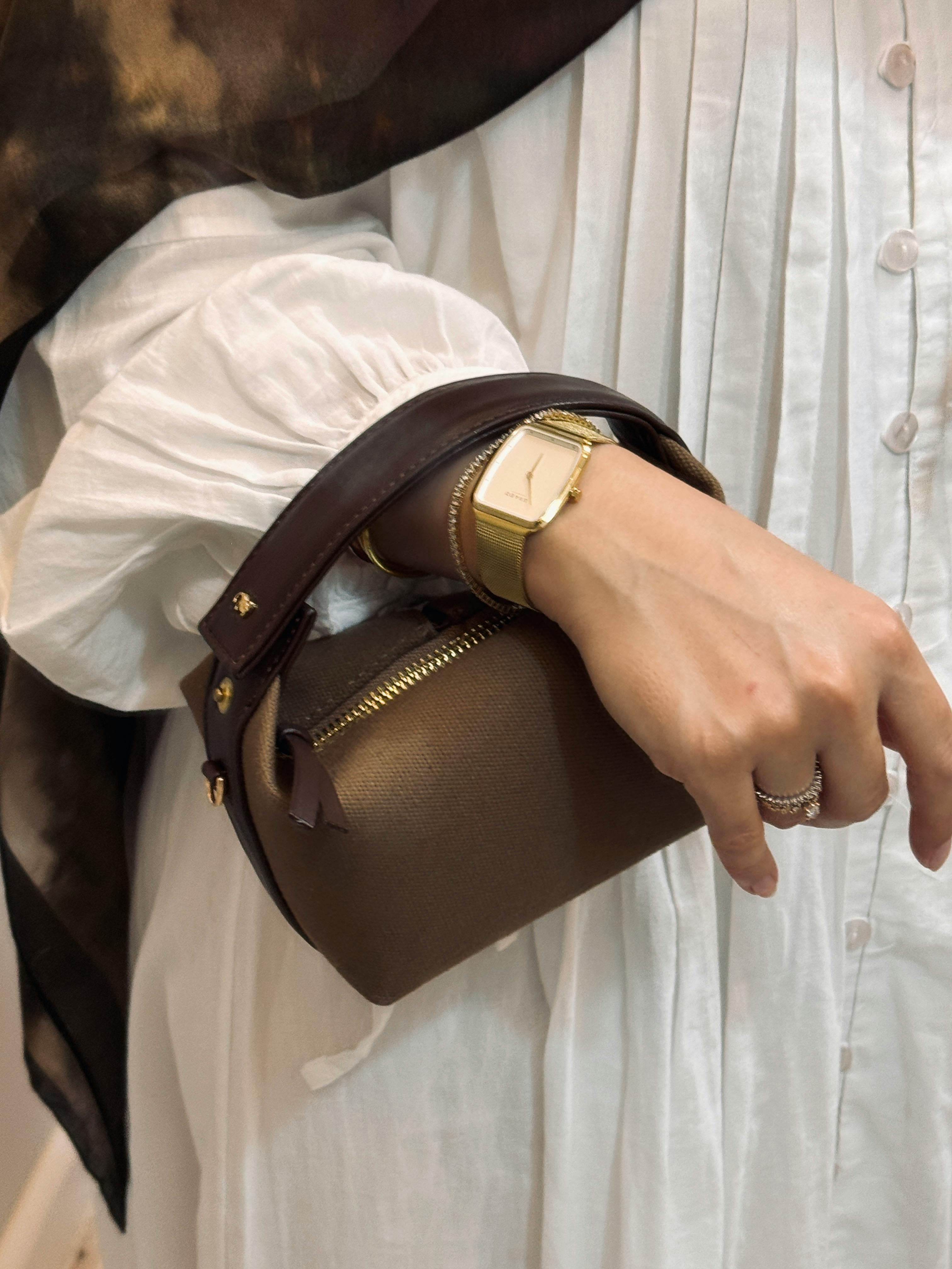 Une femme tenant son sac à main | Source : Pexels