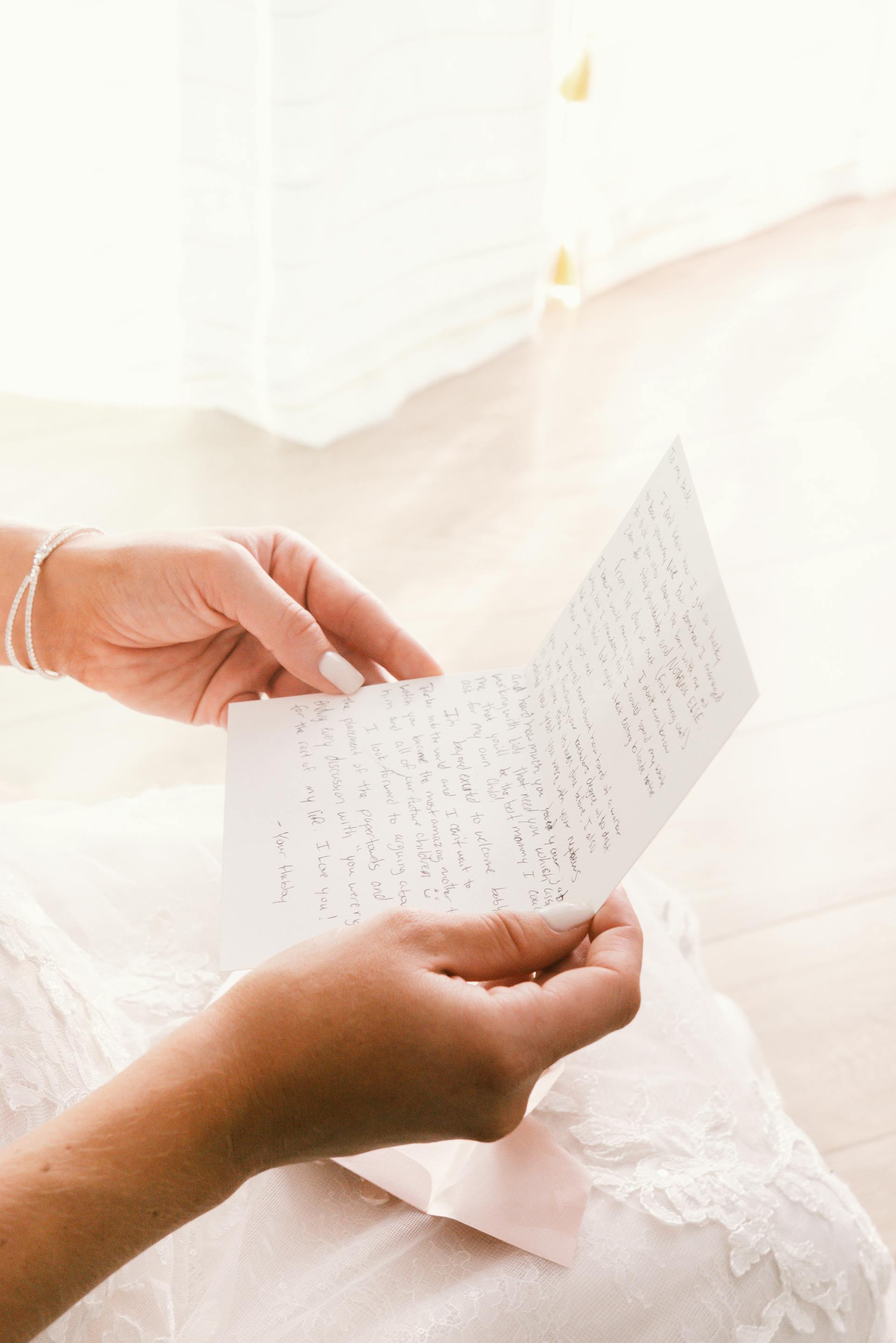 Une femme tenant une lettre | Source : Pexels