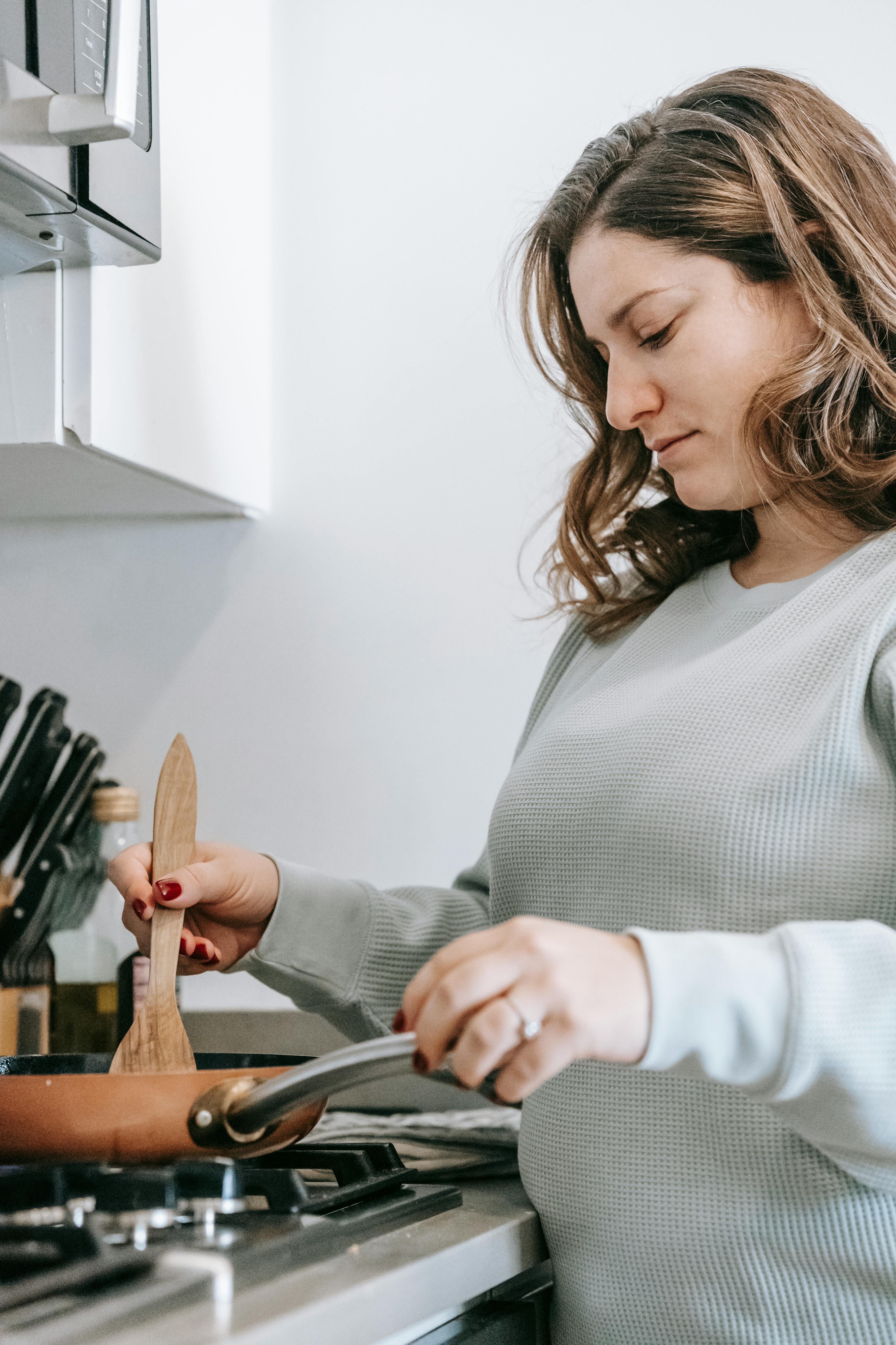 Une femme en train de cuisiner | Source : Pexels