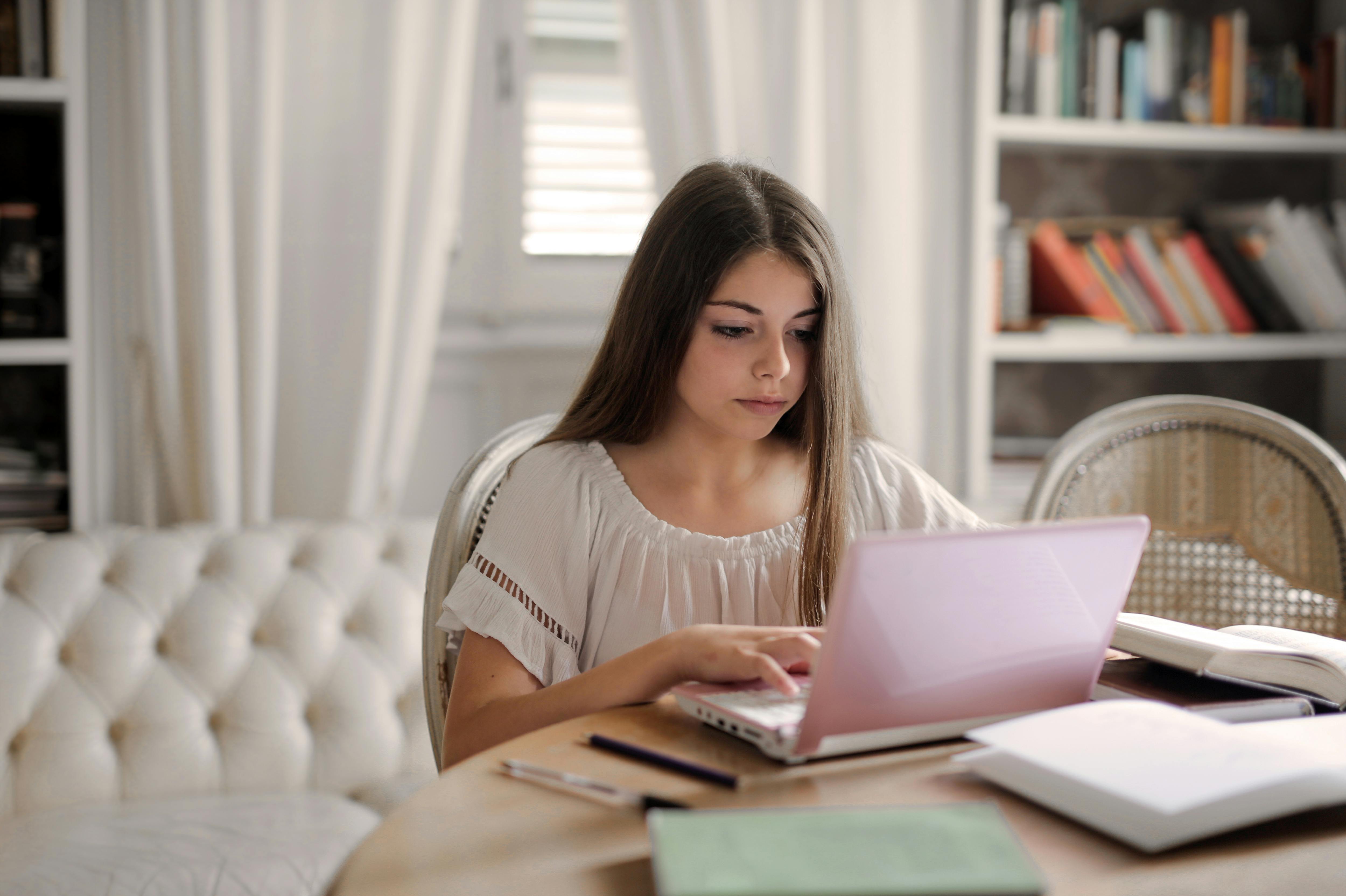 Une adolescente occupée sur un ordinateur portable | Source : Pexels