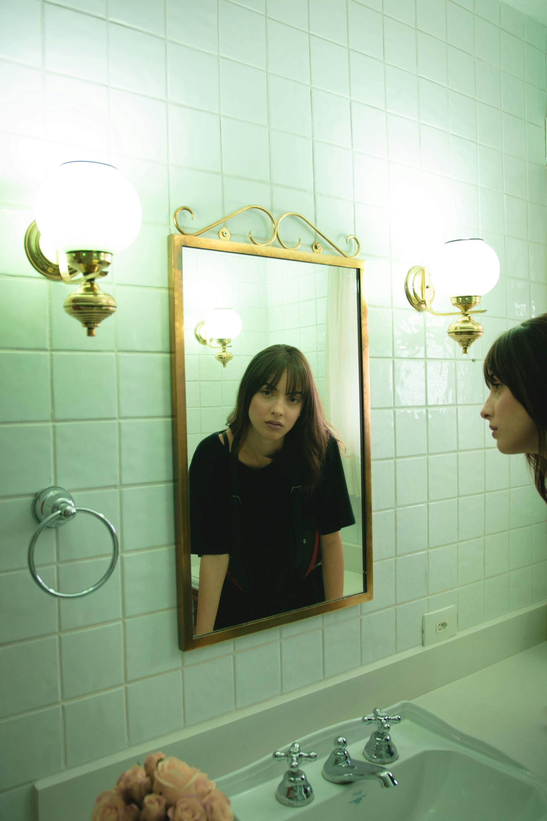 Une femme qui se regarde dans un miroir | Source : Pexels