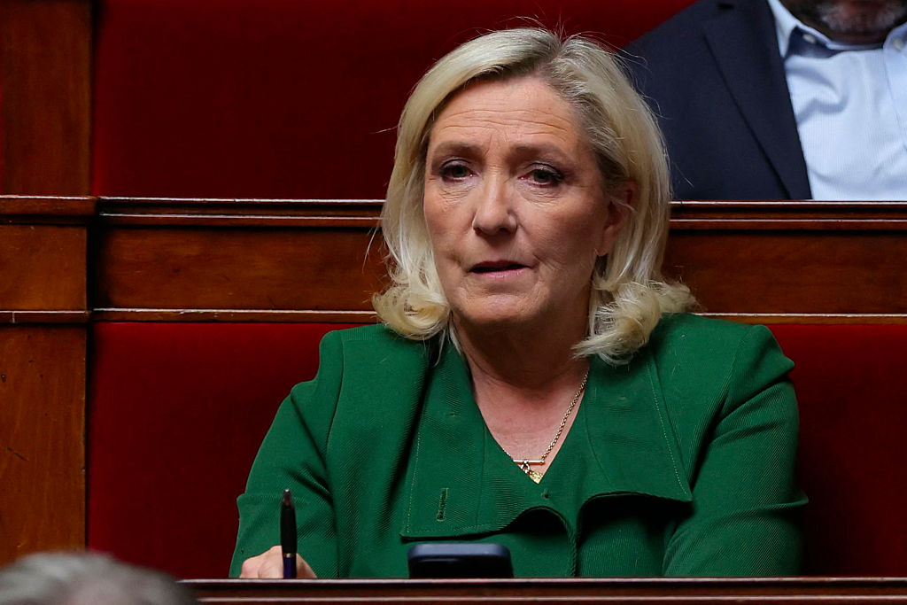 La présidente du groupe parlementaire du Rassemblement national, Marine Le Pen, assiste à une séance de questions au gouvernement à l'Assemblée nationale, la chambre basse du Parlement français, à Paris, le 8 avril 2025. (Photo de Thomas SAMSON / AFP) (Photo de THOMAS SAMSON/AFP via Getty Images)