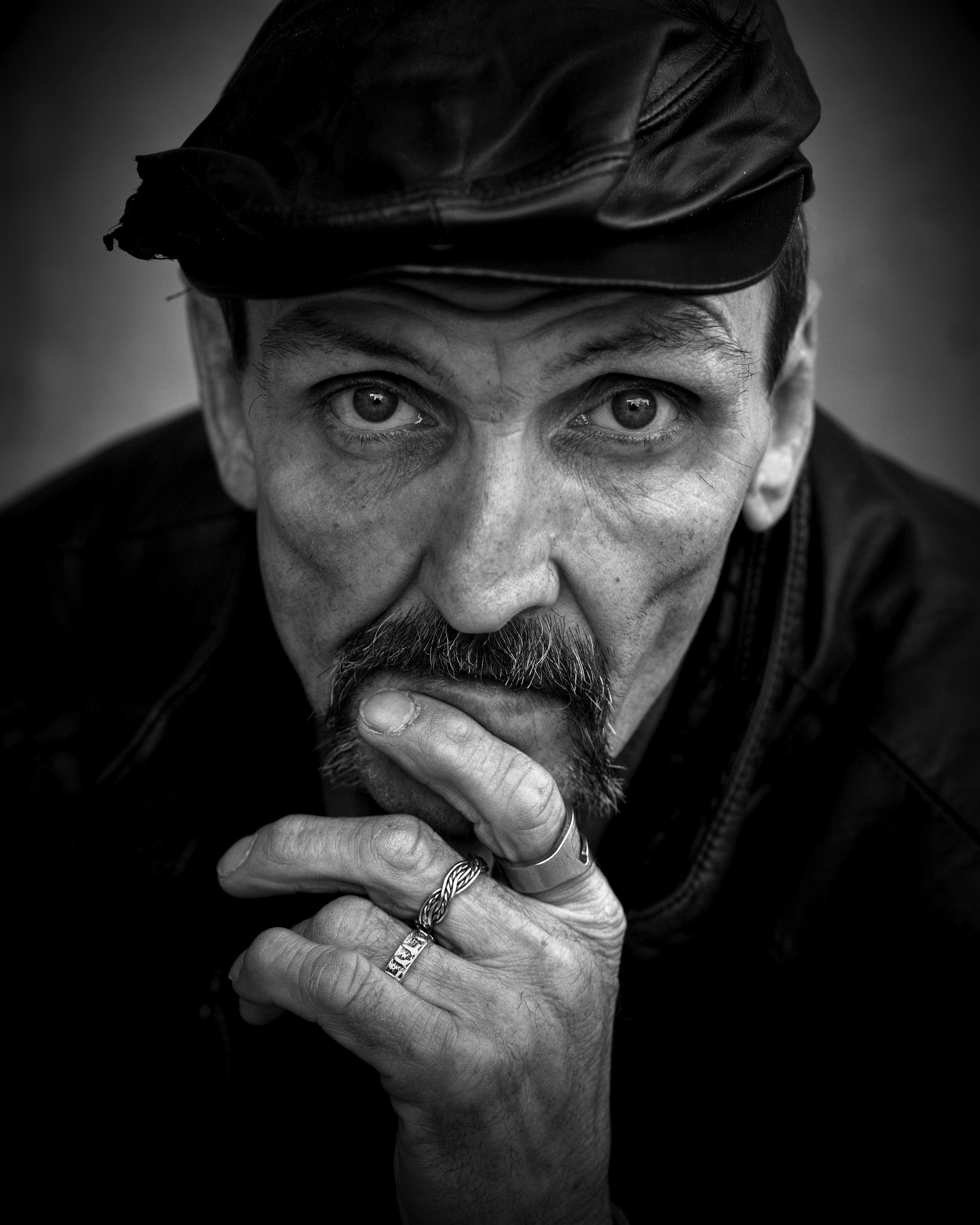 Un homme sérieux | Source : Pexels