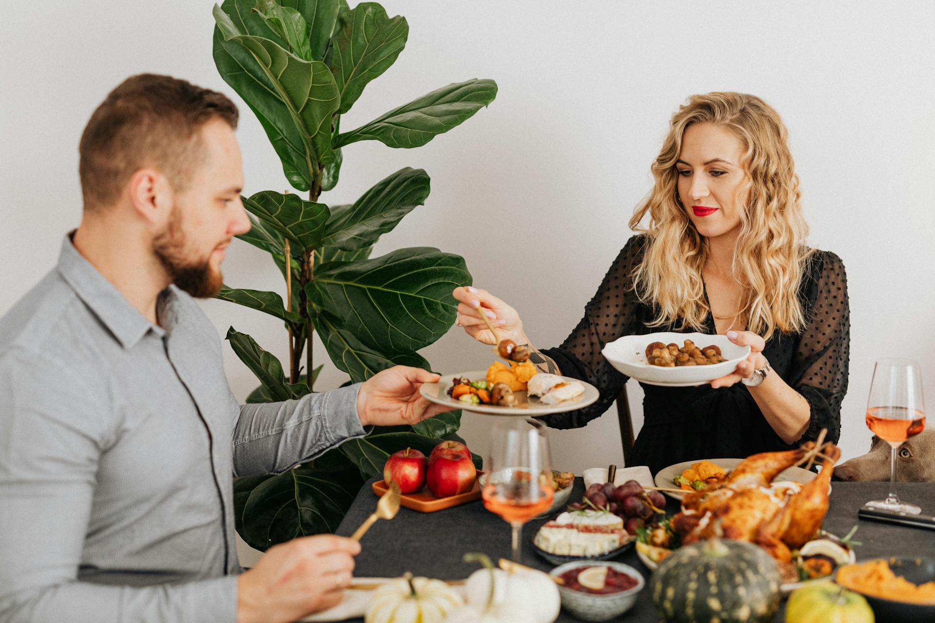 Un couple assis et mangeant ensemble | Source : Pexels