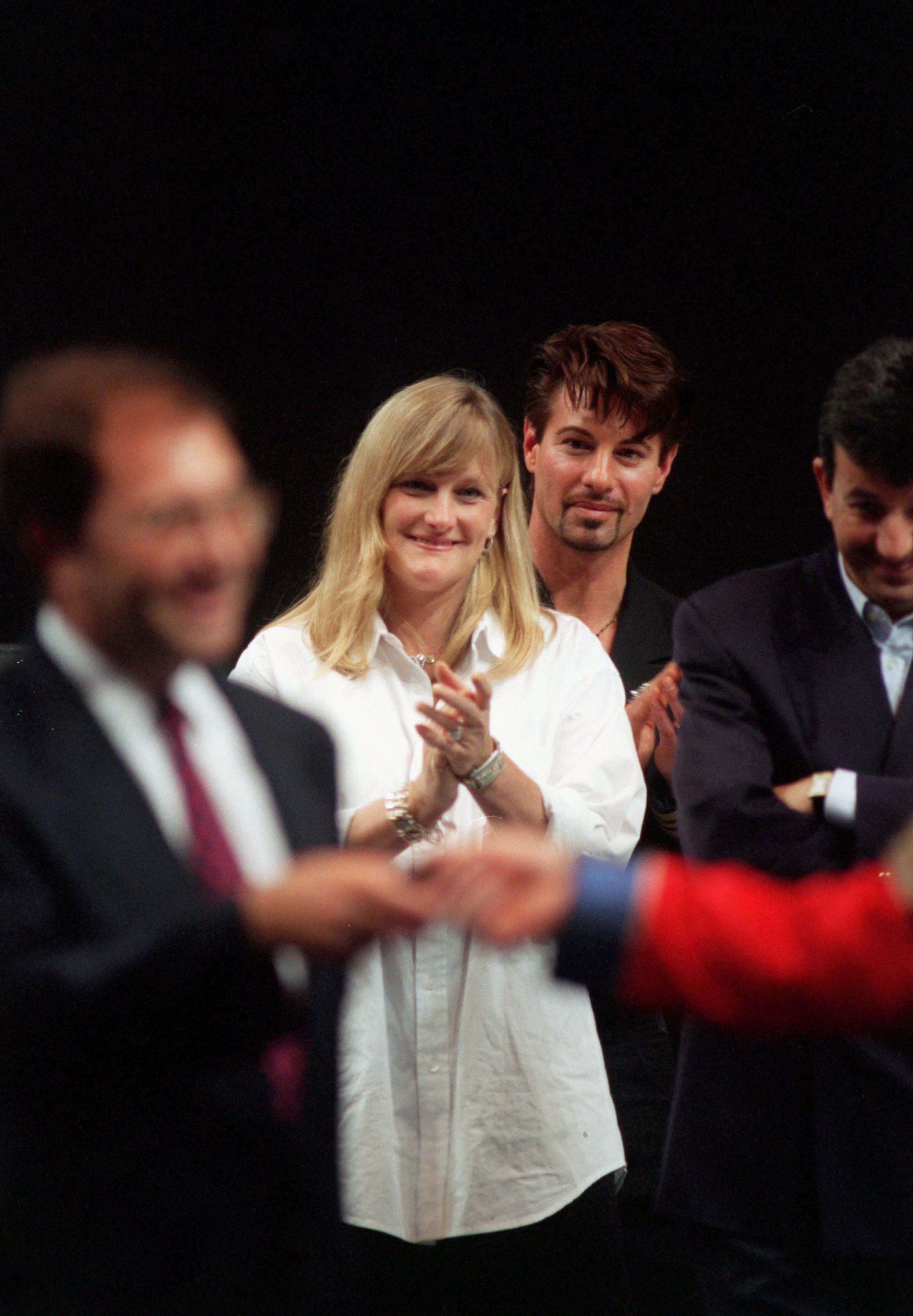 Debbie Rowe regarde Michael Jackson signer des autographes pour ses fans le 10 juillet 1997 à Sheffield, en Angleterre. | Source : Getty Images