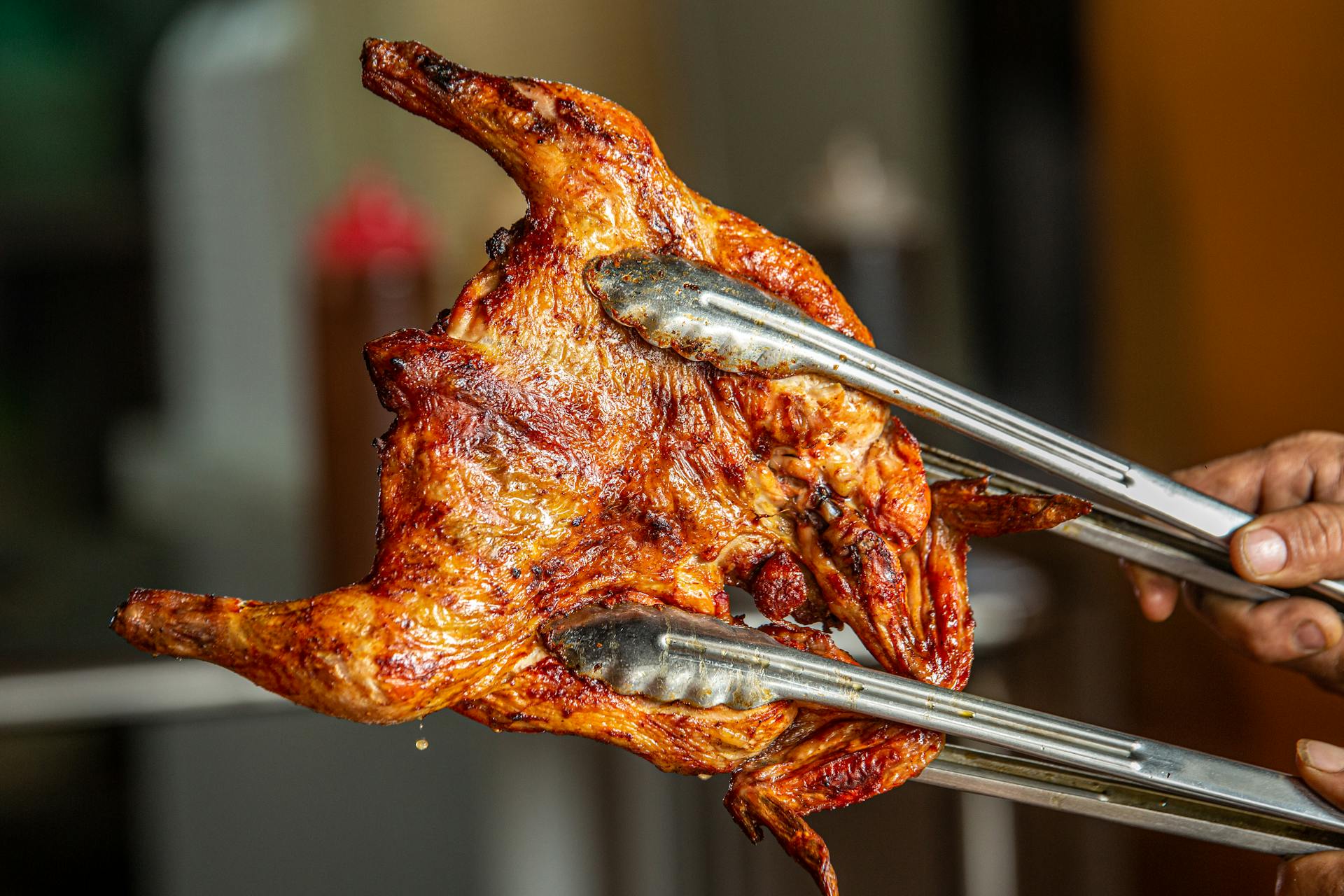 Une personne tenant un poulet rôti | Source : Pexels