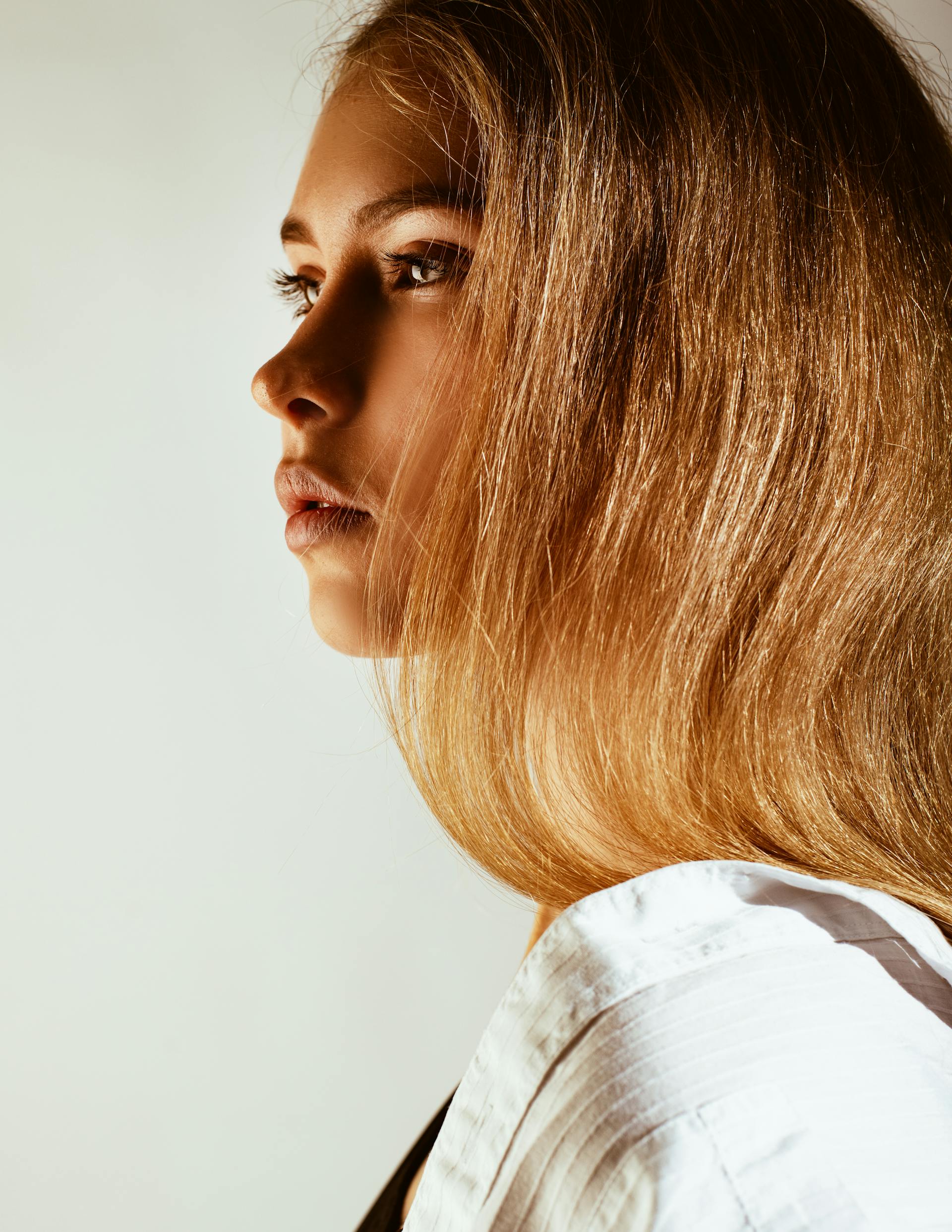Une femme qui fixe quelqu'un | Source : Pexels